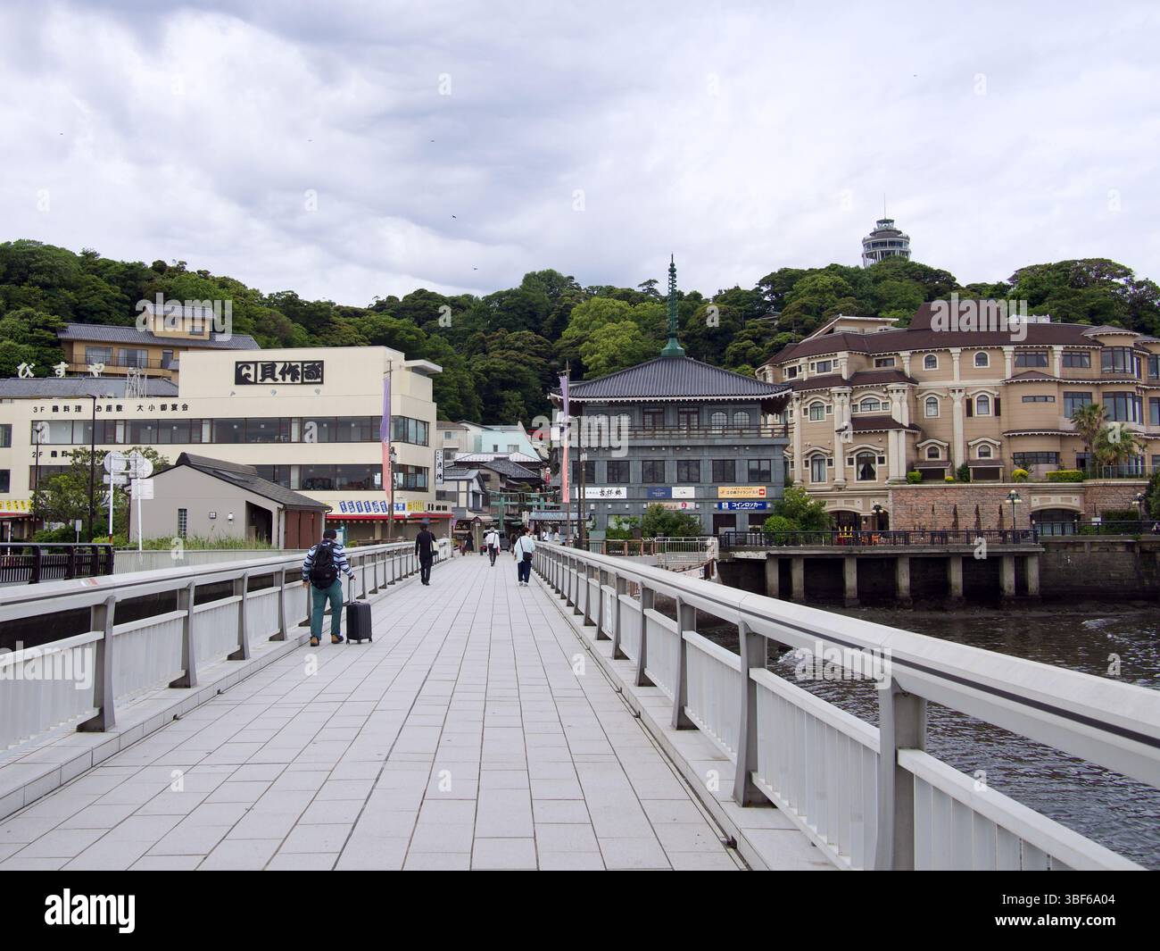 Blick auf Enoshima Island von der Enoshima Benten Bridge. Stockfoto