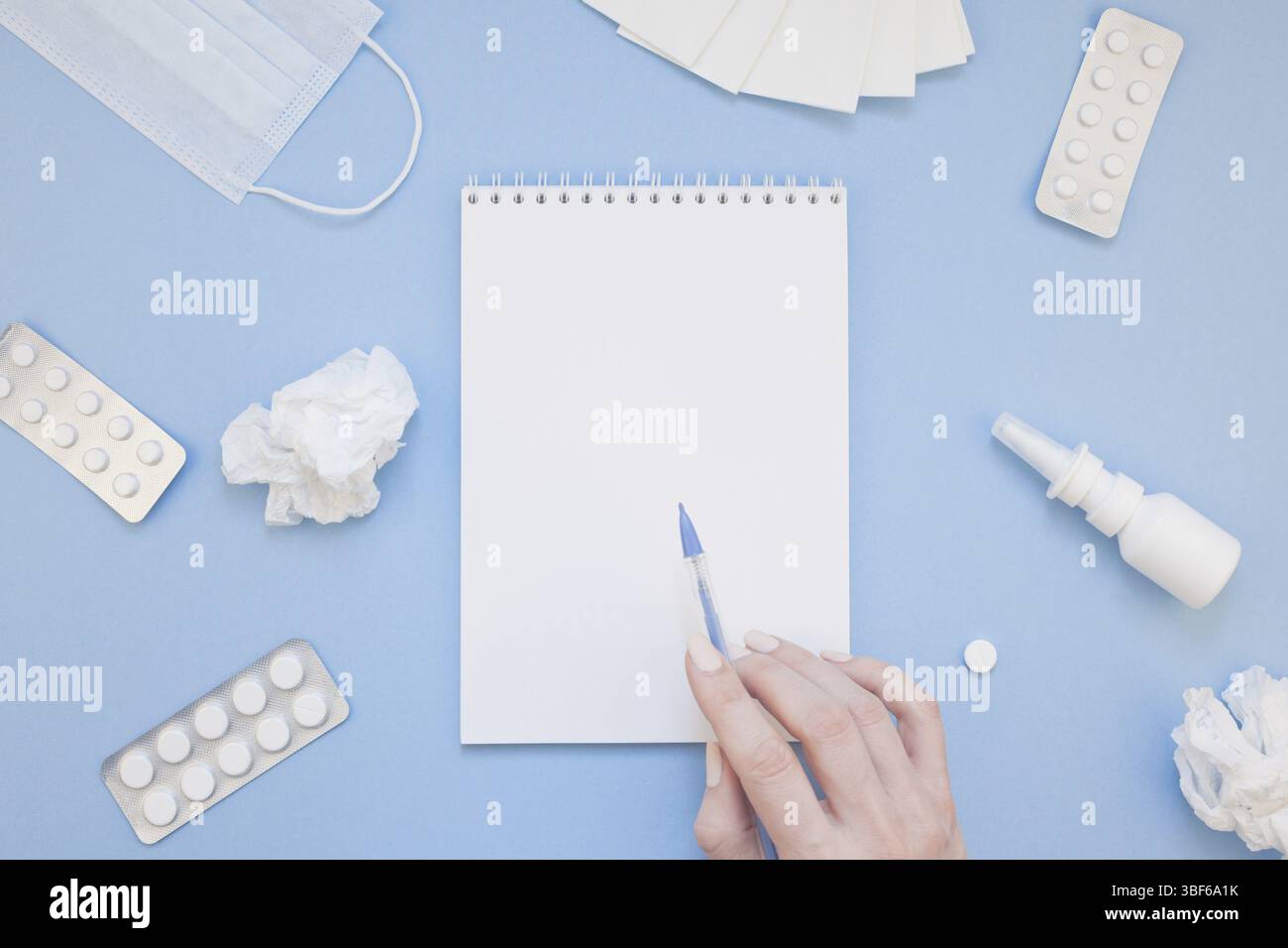 Kreative flach Konzept der saisonale Frühling Allergie mit Servietten, Pillen, Gesichtsmaske, Tropfen in einer Flasche und eine weibliche Hand mit Kopie Raum Hintergrund mi Stockfoto