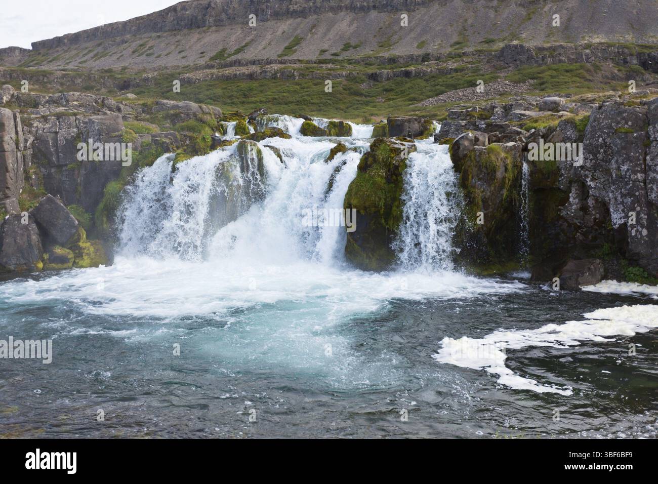Sommer Island Landschaft mit einem wunderschönen Wasserfall Stockfoto