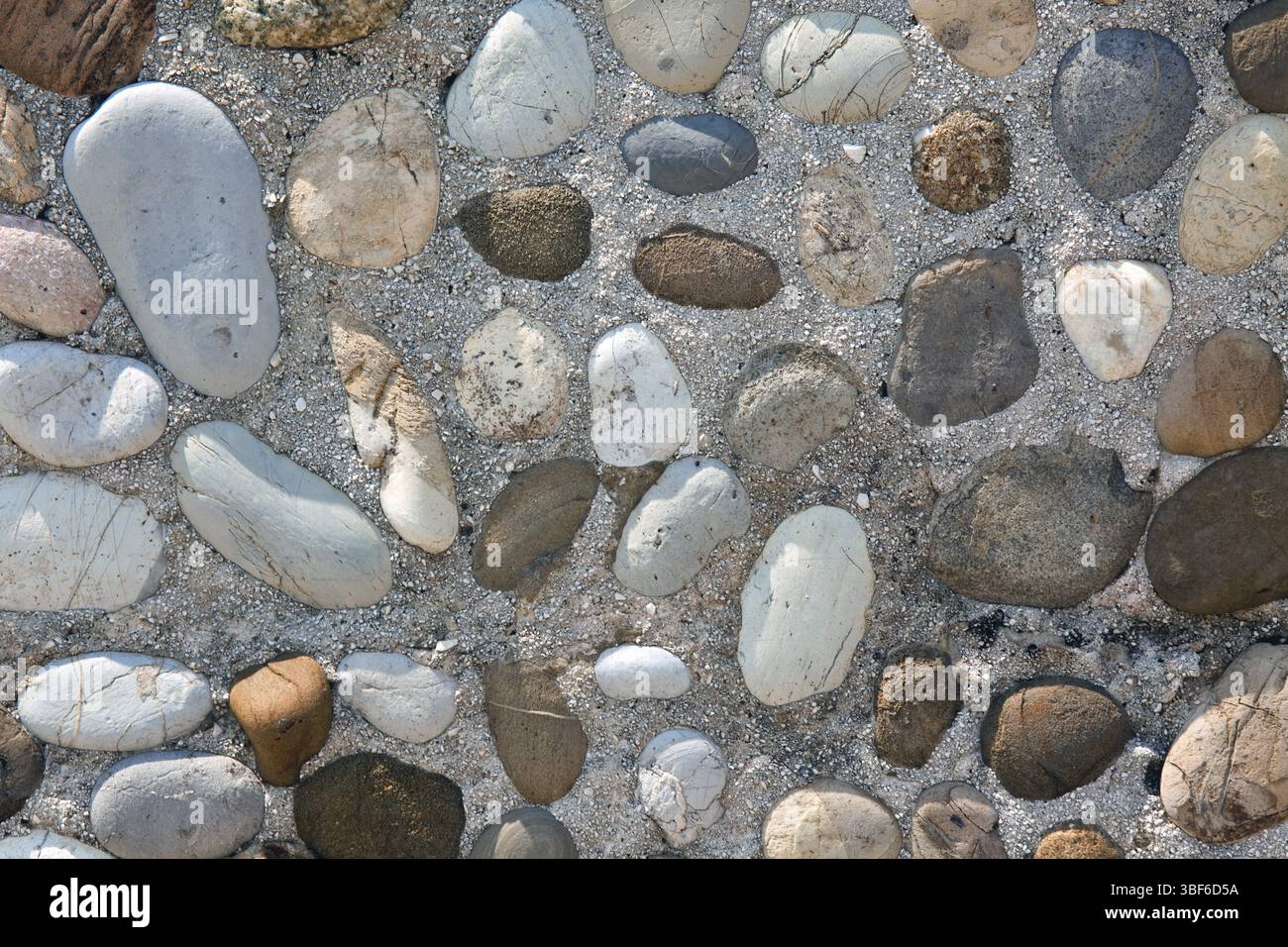 Grauer, glatter Steinmauerhintergrund. Horizontale Aufnahme Stockfoto