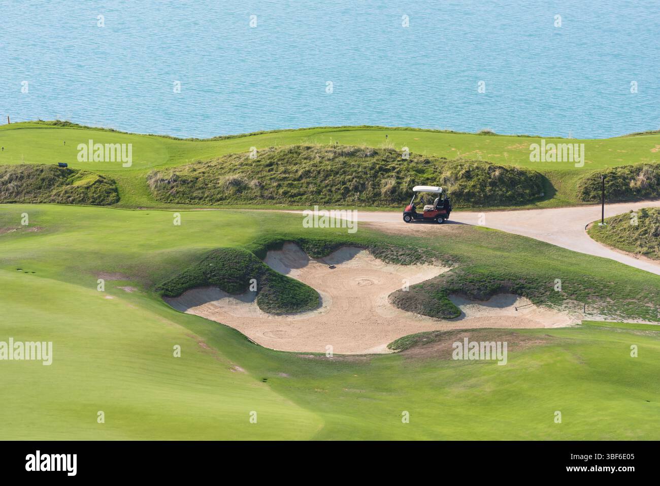 Golfplatz an der Küste eines Meeres. Horizontalen Schuss Stockfoto