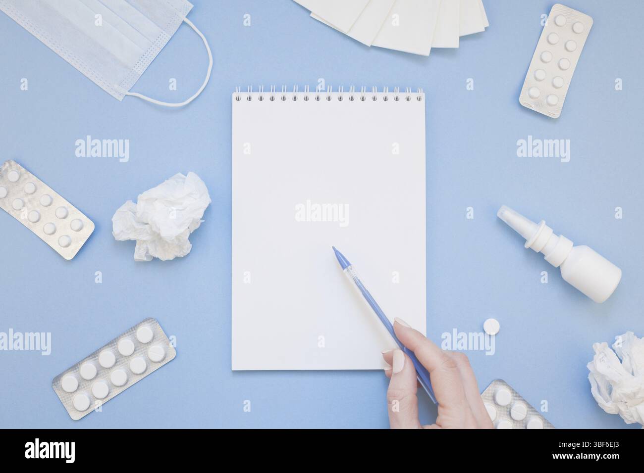 Kreative flach Konzept der saisonale Frühling Allergie mit Servietten, Pillen, Gesichtsmaske, Tropfen in einer Flasche und eine weibliche Hand mit Kopie Raum Hintergrund mi Stockfoto