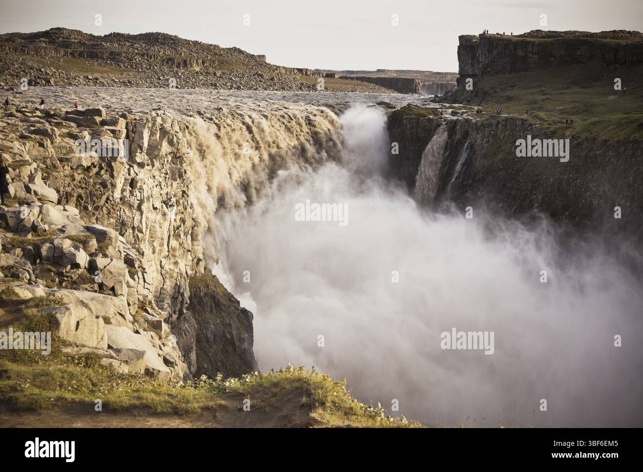 Wasserfall Dettifoss in Island bei bedecktem Wetter. Horizontalen Schuss Stockfoto