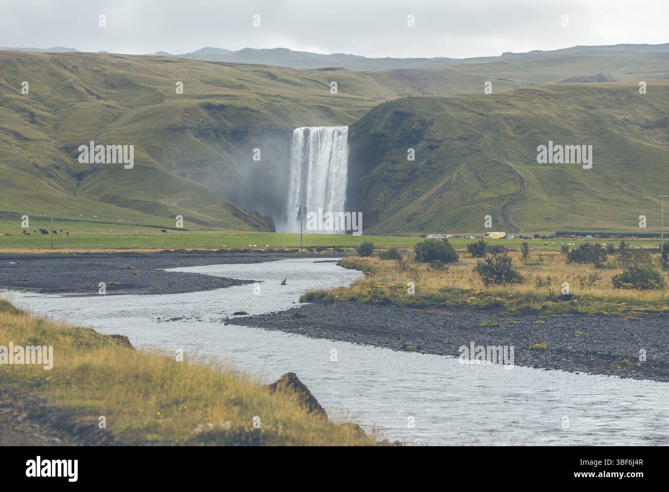 Skogafoss Wasserfall, südlichen Teil Islands, bei bedecktem Wetter Stockfoto