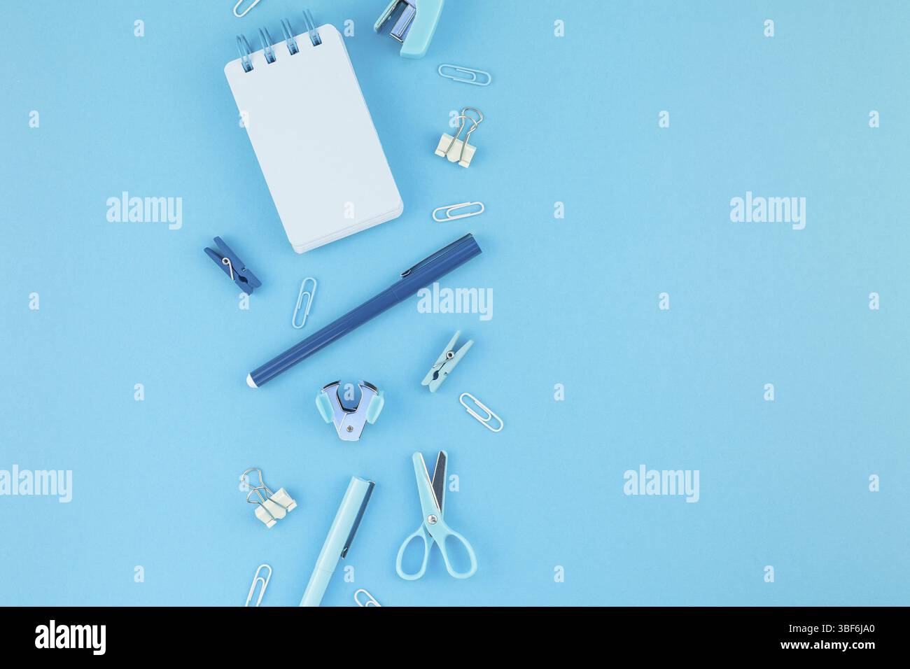 Ansicht von oben knolling Flach von Arbeitsbereich Schreibtisch gestalteten Design Schul- und Büromaterial mit Kopie Raum türkis blau Papier Hintergrund minimale st- Stockfoto