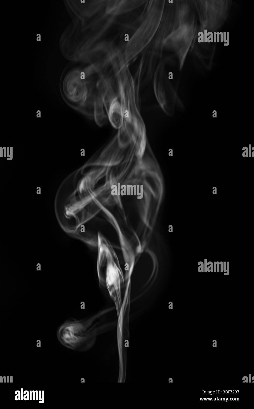 Ätherische Rauchmuster, die anmutig in der Luft wirbeln, schaffen eine faszinierende visuelle Darstellung von Fließfähigkeit und Bewegungskonzept. Grafikressource für Mo Stockfoto