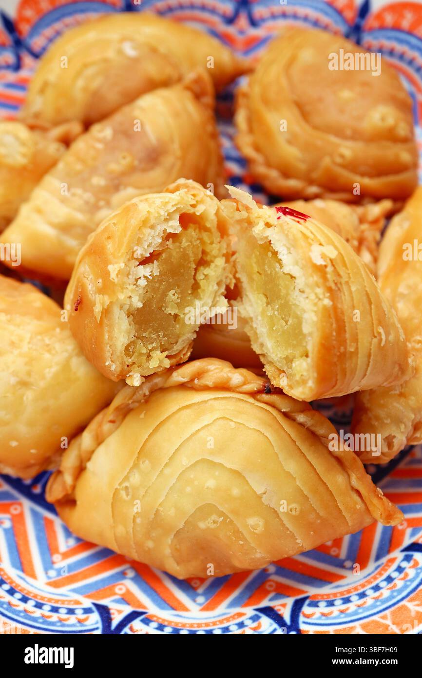 Nahaufnahme von aromatischem Curry Chicken Füllung Thai Curry Puff Stockfoto