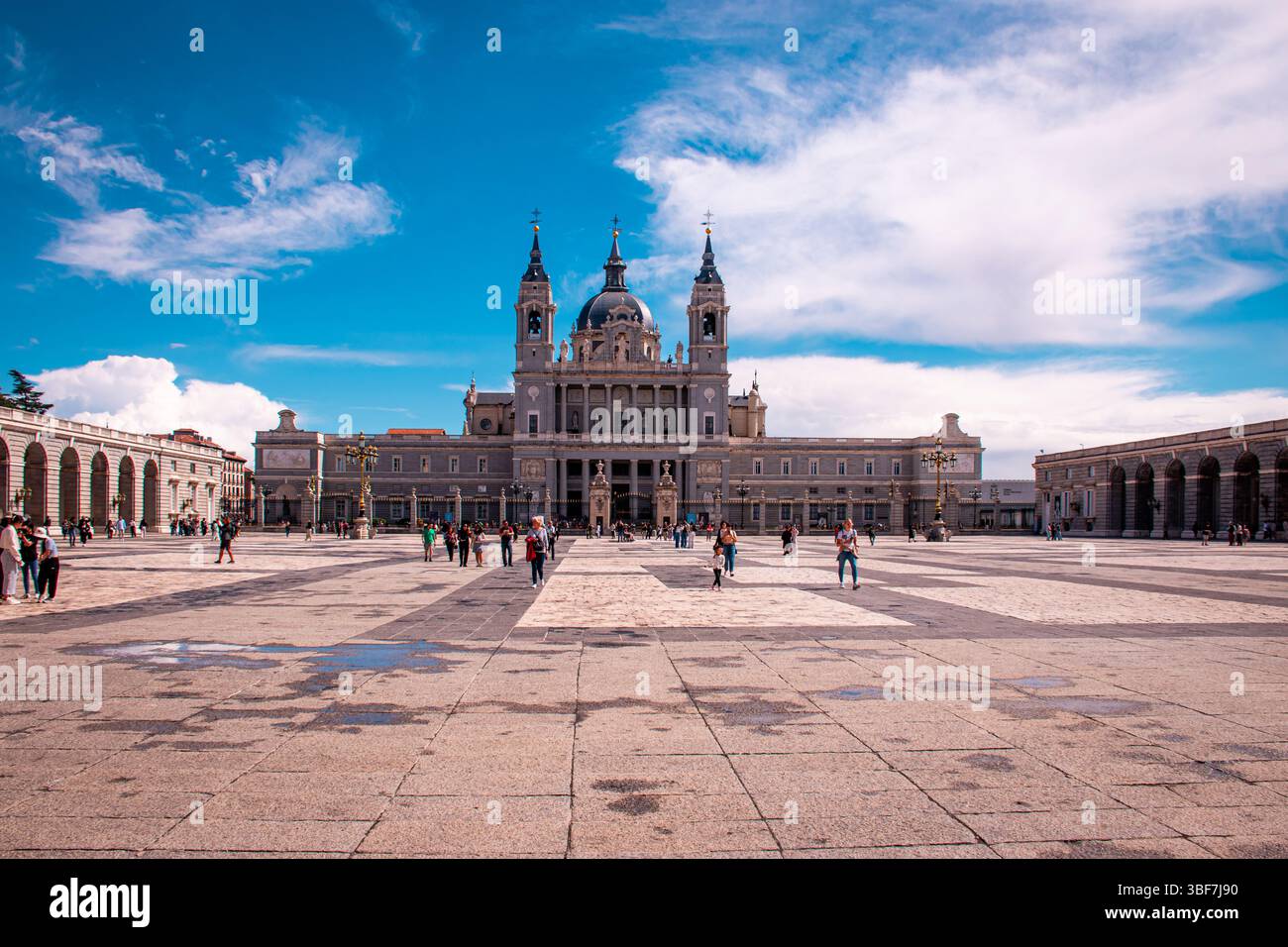 Kathedrale von Almudena in Madrid, Spanien, bei Tageslicht gefangen. Eine majestätische Mischung aus neoklassizistischen und neogotischen Stilen, Symbol des spirituellen Herzens der Stadt. Stockfoto