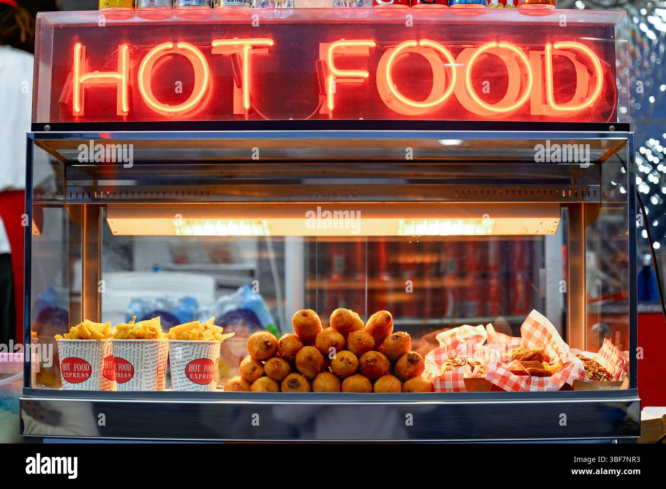 Warmes Essen auf der Messe, frittiertes Fast Food, Junk Hotbox, Pommes Frites, dagwood Dog Corndog, fettig ungesund, Übergewicht, westliche Ernährung Stockfoto