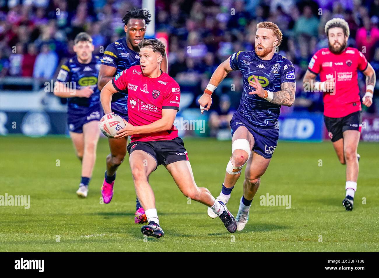 SALFORD, ENGLAND – MAI 30: Nathan Connell von Salford Red Devils mit einer Pause während des Spiels zwischen Salford Red Devils und Wigan Warriors im Salford Community Stadium am 30. Mai 2025 in Salford England. (Foto: James Giblin) Stockfoto