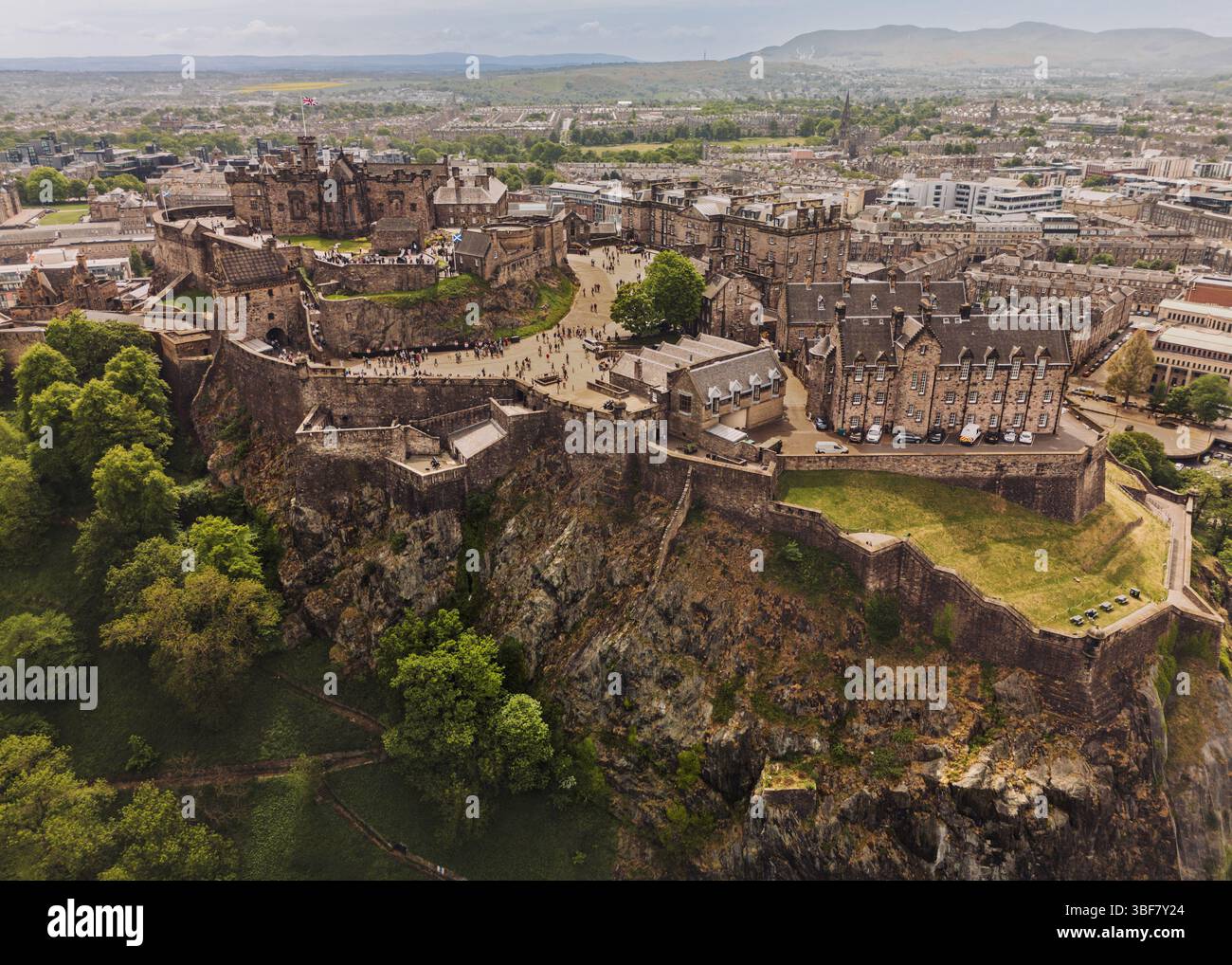 Edinburgh Schottland: 18. Mai 2025: Edinburgh Castle aus der Luft. Edinburgh Castle thront über der Stadt mit üppigem Grün und Besuchern Entdeckungsreise Stockfoto