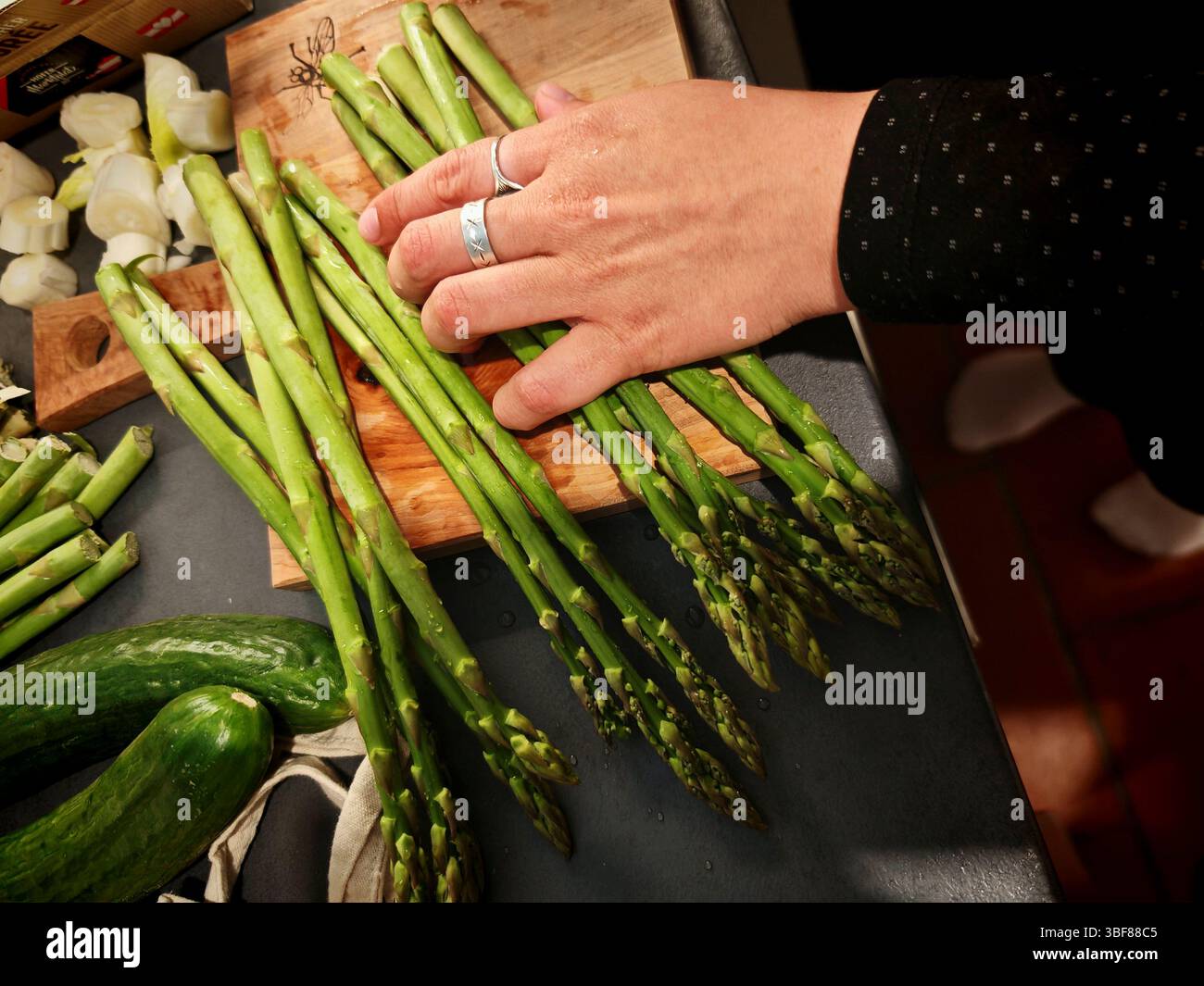 Frisch geernteter grüner Spargel auf dem Markt, Gemüse und gesunde Ernährung frisch geernteter Spargel auf dem Markt Stockfoto