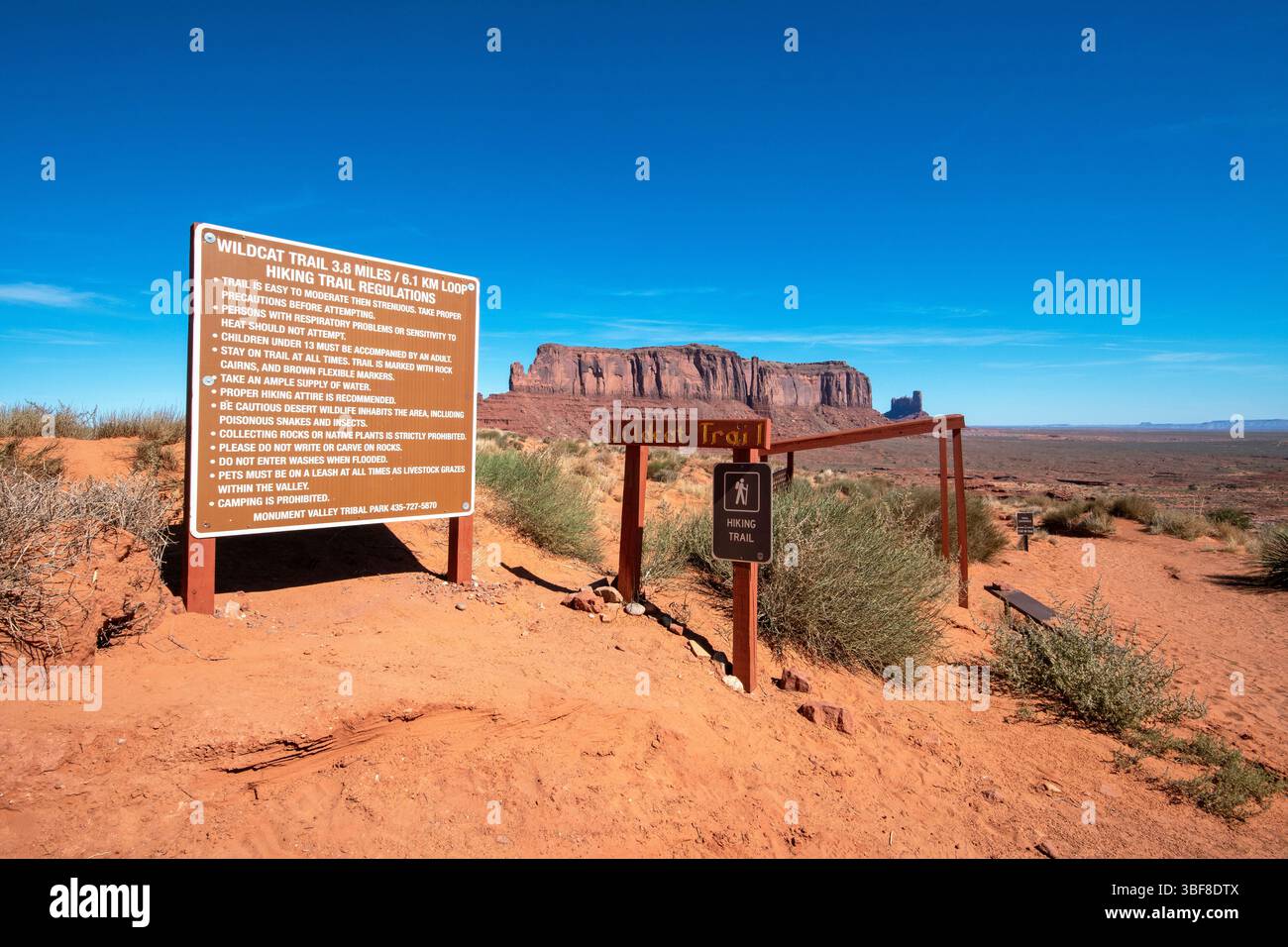 Informationsschild am Beginn des Wildcat Trail im Monument Valley Navajo Tribal Park, Arizona, USA Stockfoto