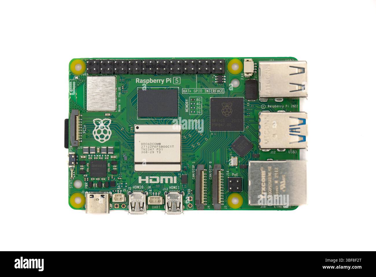 Mnichovo Hradiste, Tschechien – Mai 31 2025: Raspberry Pi 5 Draufsicht isoliert auf weißem Hintergrund Stockfoto