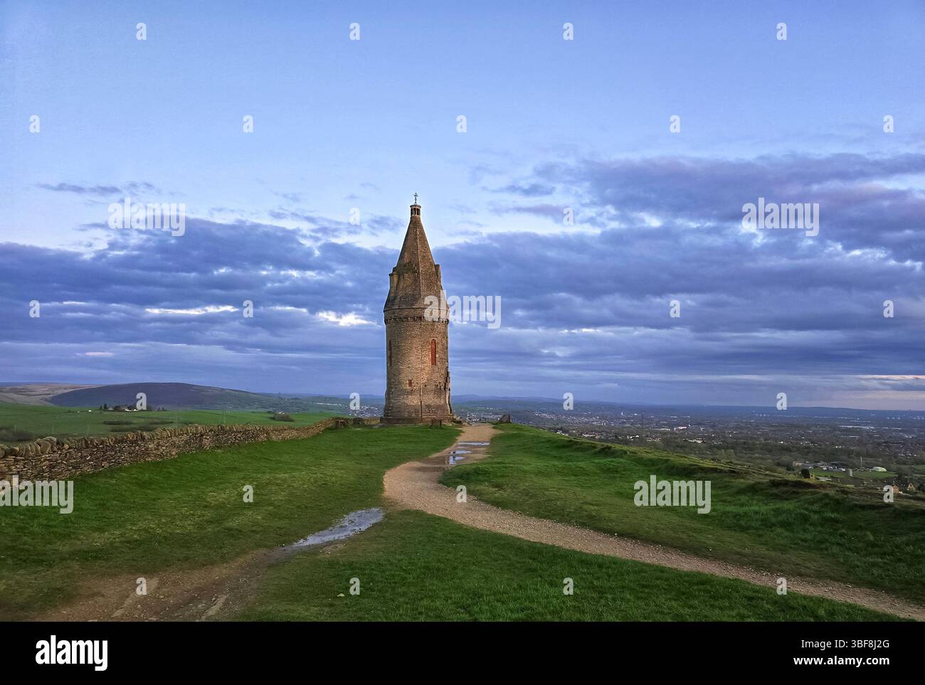 Pfad zum Hartshead Pike Tower mit Panoramablick, Ashton-under-Lyne. Ein landschaftliches Foto des Hartshead Pike Tower, der hoch auf einem steht Stockfoto