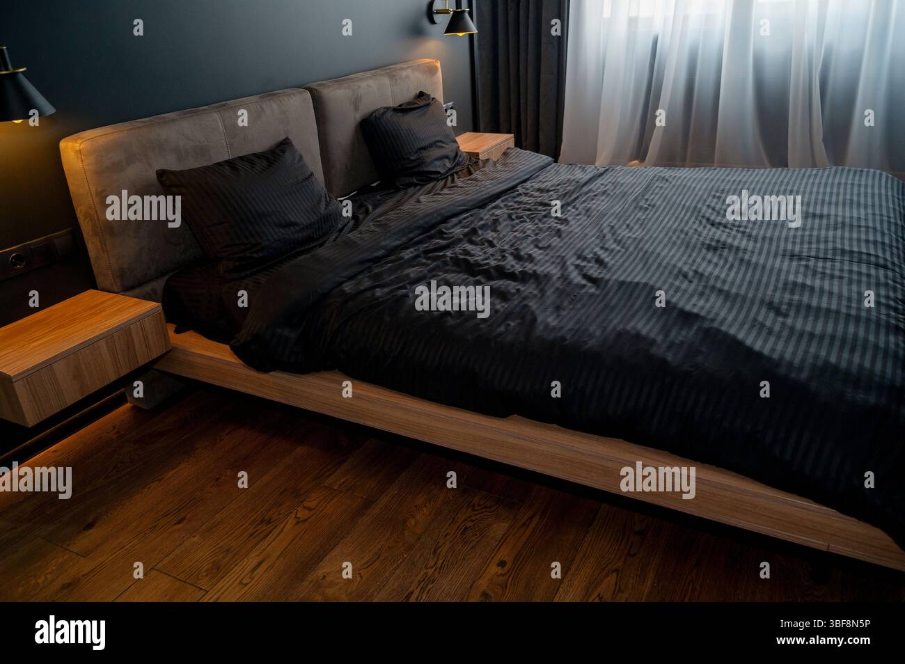 Ein großes Bett in einem Zimmer Stockfoto