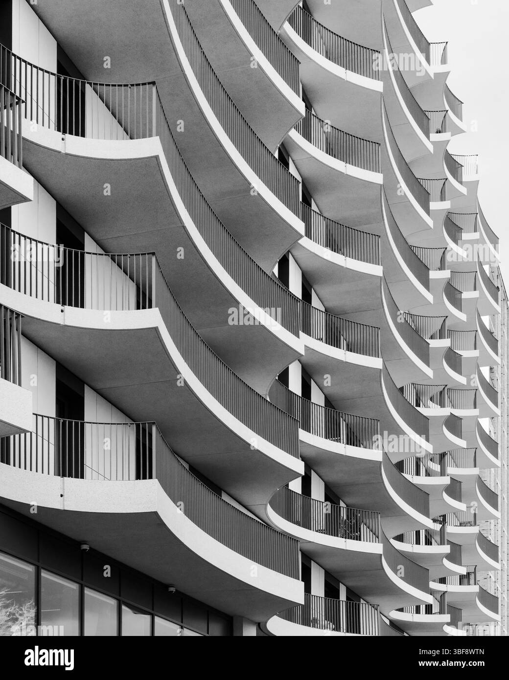 London, England, Großbritannien - gebogene Balkone im R8-Gebäude von Piercy & Company bei King's Cross Redevelopment Stockfoto