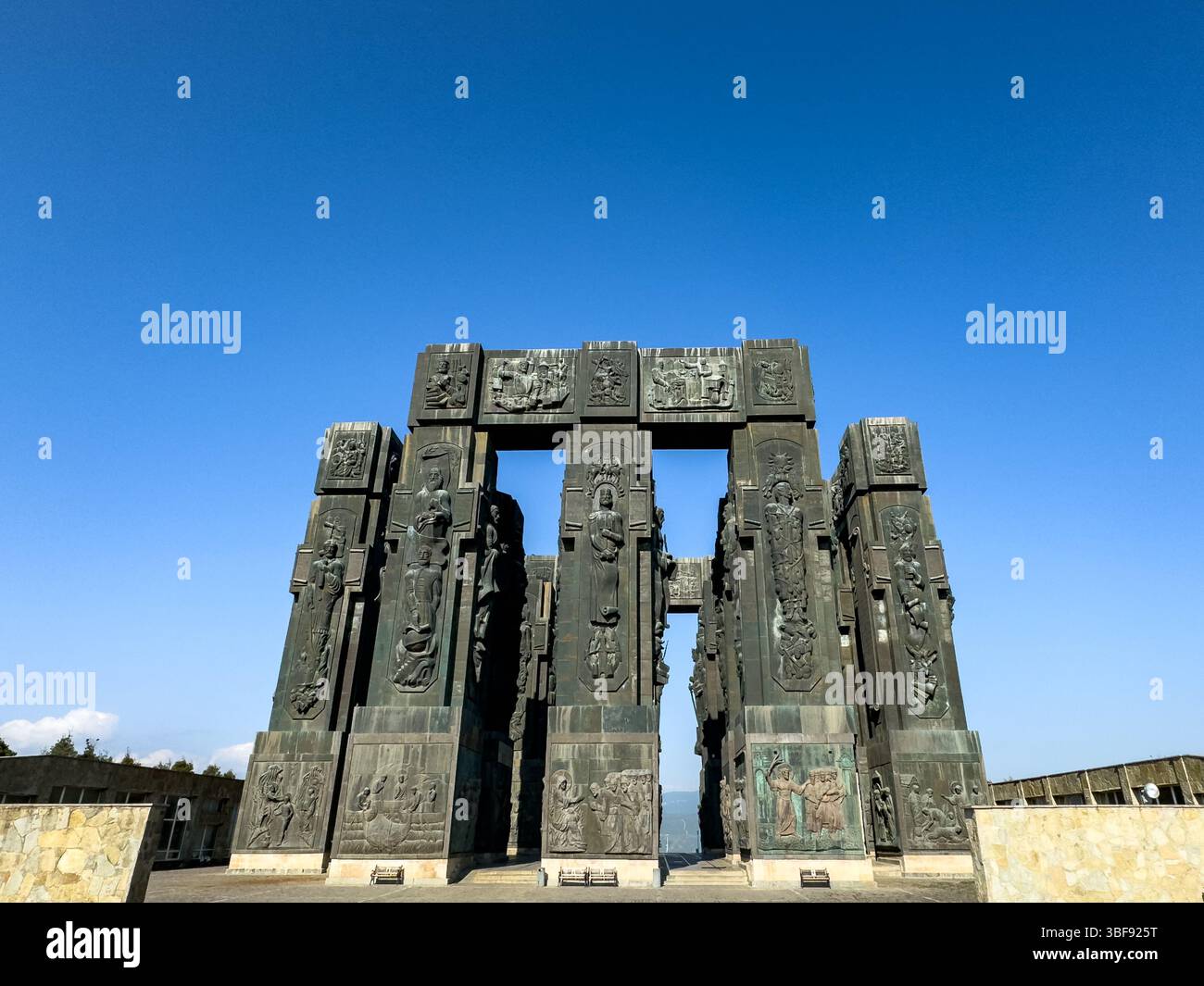 Panoramablick auf das Monument Chronik von Georgien in Tiflis unter klarem blauen Himmel, Vorderansicht, keine Menschen Stockfoto