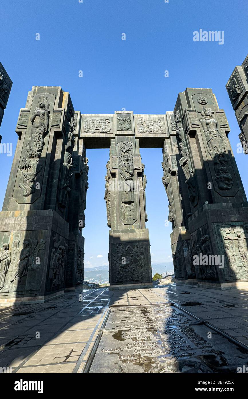 Nahaufnahme des Monuments Chronik von Georgien in Tiflis mit Steinsäulen und Reliefs, sonniger Tag, keine Menschen Stockfoto