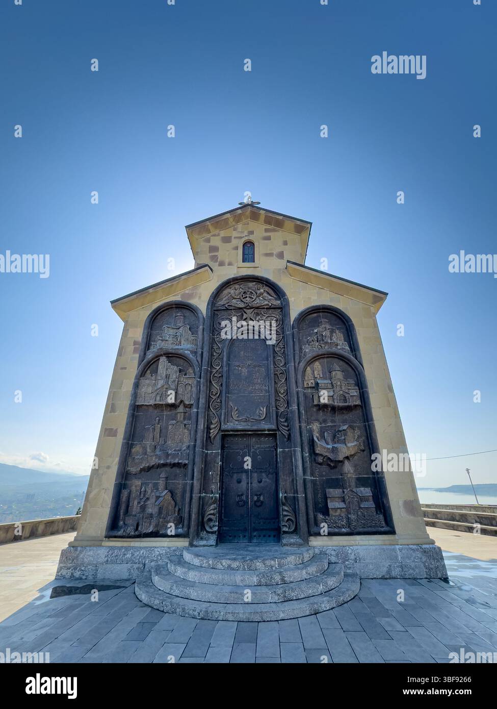 Kirche der Heiligen Jungfrau Maria in der Nähe der Chronik von Georgien in Tiflis, Vorderansicht mit Fassadenreliefs, sonniges Wetter, keine Leute Stockfoto