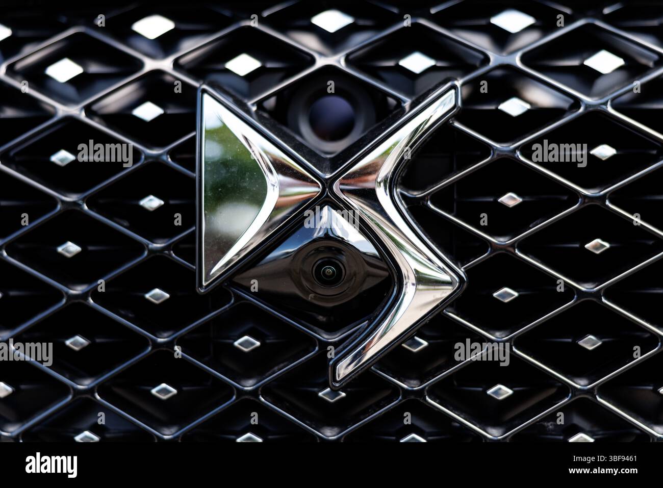 München, Deutschland. 30. Mai 2025. Das Markenlogo des Automobilherstellers DS Automobiles ist am 30. Mai 2025 auf einem Fahrzeug der Firma München (Bayern) zu sehen. DS Automobiles ist ein französischer Fahrzeughersteller und seit dem Zusammenschluss von FCA und PSA eine der Marken des entstehenden Stellantis-Konzerns. Quelle: Matthias Balk/dpa/Alamy Live News Stockfoto