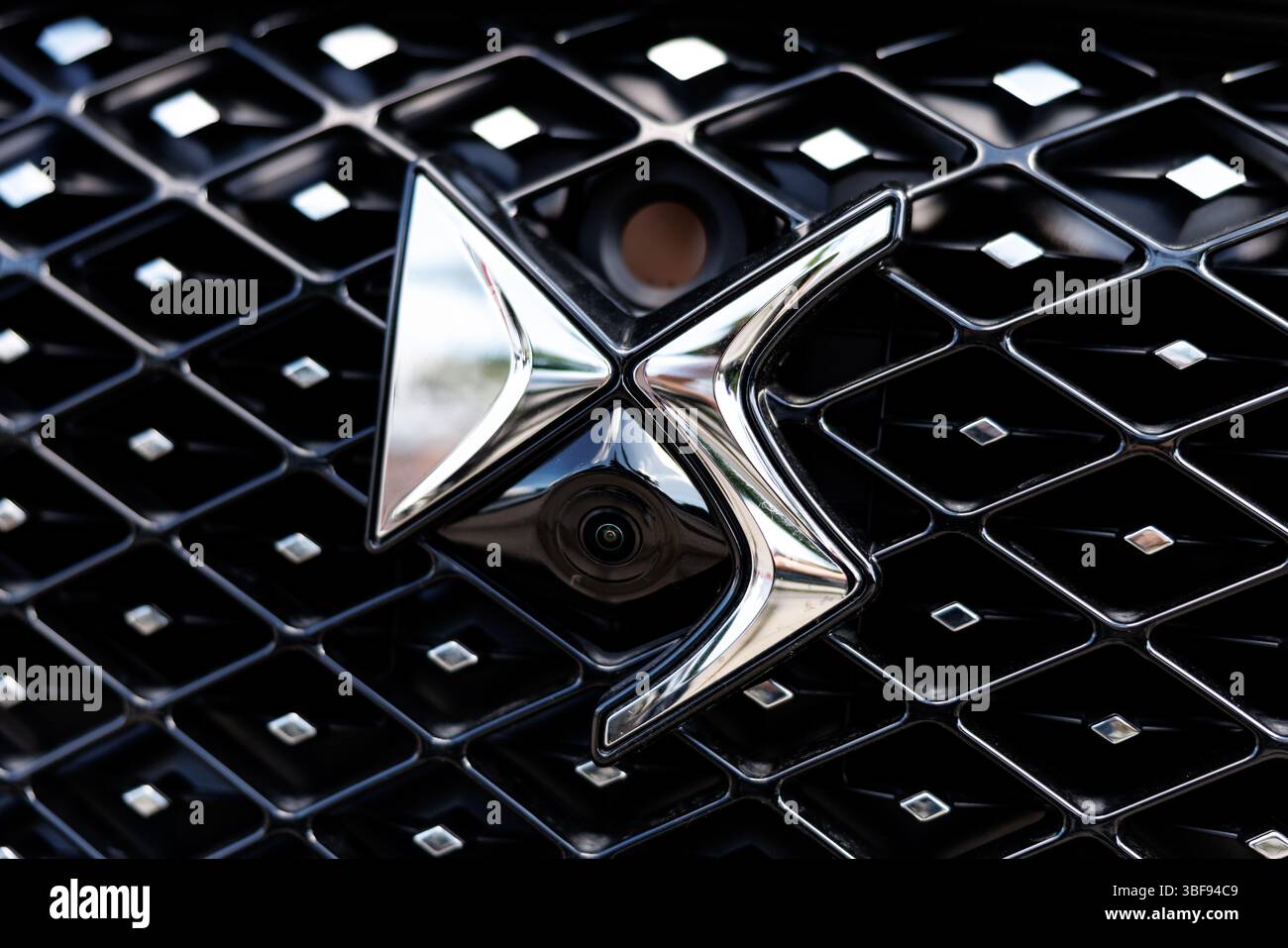 München, Deutschland. 30. Mai 2025. Das Markenlogo des Automobilherstellers DS Automobiles ist am 30. Mai 2025 auf einem Fahrzeug der Firma München (Bayern) zu sehen. DS Automobiles ist ein französischer Fahrzeughersteller und seit dem Zusammenschluss von FCA und PSA eine der Marken des entstehenden Stellantis-Konzerns. Quelle: Matthias Balk/dpa/Alamy Live News Stockfoto