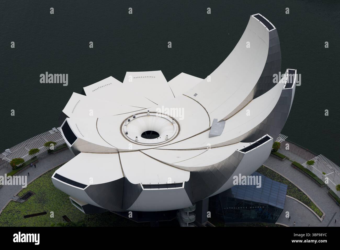Das ArtScience Museum in Singapur, das 2011 eröffnet wurde, ist ein kultiges Kulturdenkmal am Marina Bay Sands. Das vom Architekten Moshe Safdie entworfene Lotus-inspirierte Gebäude verfügt über zehn fingerartige Erweiterungen mit 21 Galerien über 6.000 m? Das Museum beherbergt Ausstellungen, die die Schnittstelle von Kunst, Wissenschaft, Kultur und Technologie erkunden. Zu den nachhaltigen Merkmalen gehören ein oculus, der Regenwasser erntet, und eine natürliche Beleuchtung durch Oberlichter. Fotografiert von der Aussichtsplattform oben auf dem Marina Bay Sands Hotel. Stockfoto
