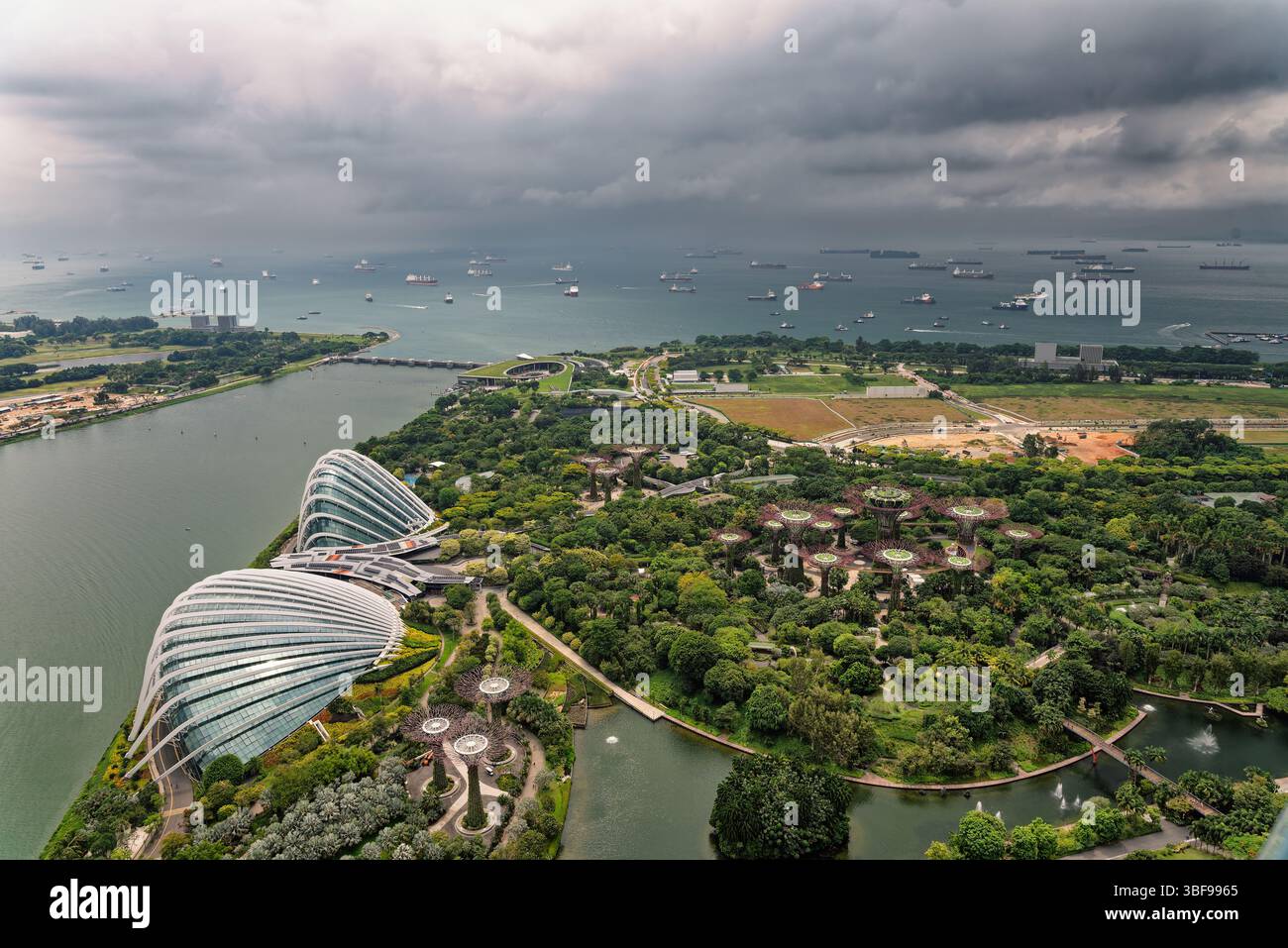 Gardens by the Bay, Singapore Gardens by the Bay in Singapur ist ein futuristischer Park auf einer Fläche von 101 Hektar, der eine Mischung aus Natur und modernster Architektur bietet. Zu den Höhepunkten zählen der Supertree Grove, eine Sammlung riesiger Baumstrukturen und zwei klimatisierte Wintergärten: Der Flower Dome und der Cloud Forest. Der 2012 eröffnete Park zeigt eine Vielzahl von Pflanzen aus der ganzen Welt und ist ein Paradebeispiel für nachhaltiges Stadtdesign, das sowohl Freizeit- als auch Bildungsangebote für Besucher bietet. Stockfoto