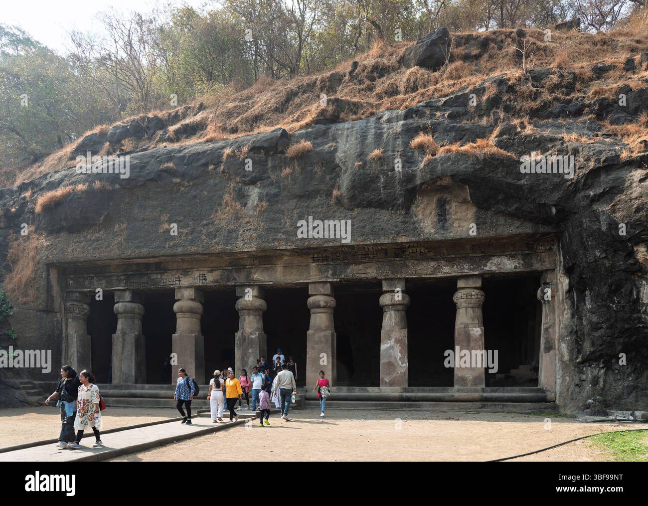 Die Elephanta-Höhlen, die zum UNESCO-Weltkulturerbe gehören, sind ein bemerkenswerter Komplex von in Felsen gehauenen Tempeln, die hauptsächlich dem Hindugott Shiva gewidmet sind. Der Ort befindet sich auf Elephanta Island im indischen Hafen Mumbai, etwa 10 Kilometer (6,2 Meilen) östlich von Mumbai und ist ein wichtiges kulturelles und spirituelles Wahrzeichen im indischen Bundesstaat Maharashtra. Die Insel beherbergt fünf bedeutende Hinduhöhlentempel sowie Überreste früherer buddhistischer Besatzung, darunter Stupa-Hügel aus dem 2. Jahrhundert v. Chr. und zwei buddhistische Höhlen mit antiken Wassertanks. Stockfoto