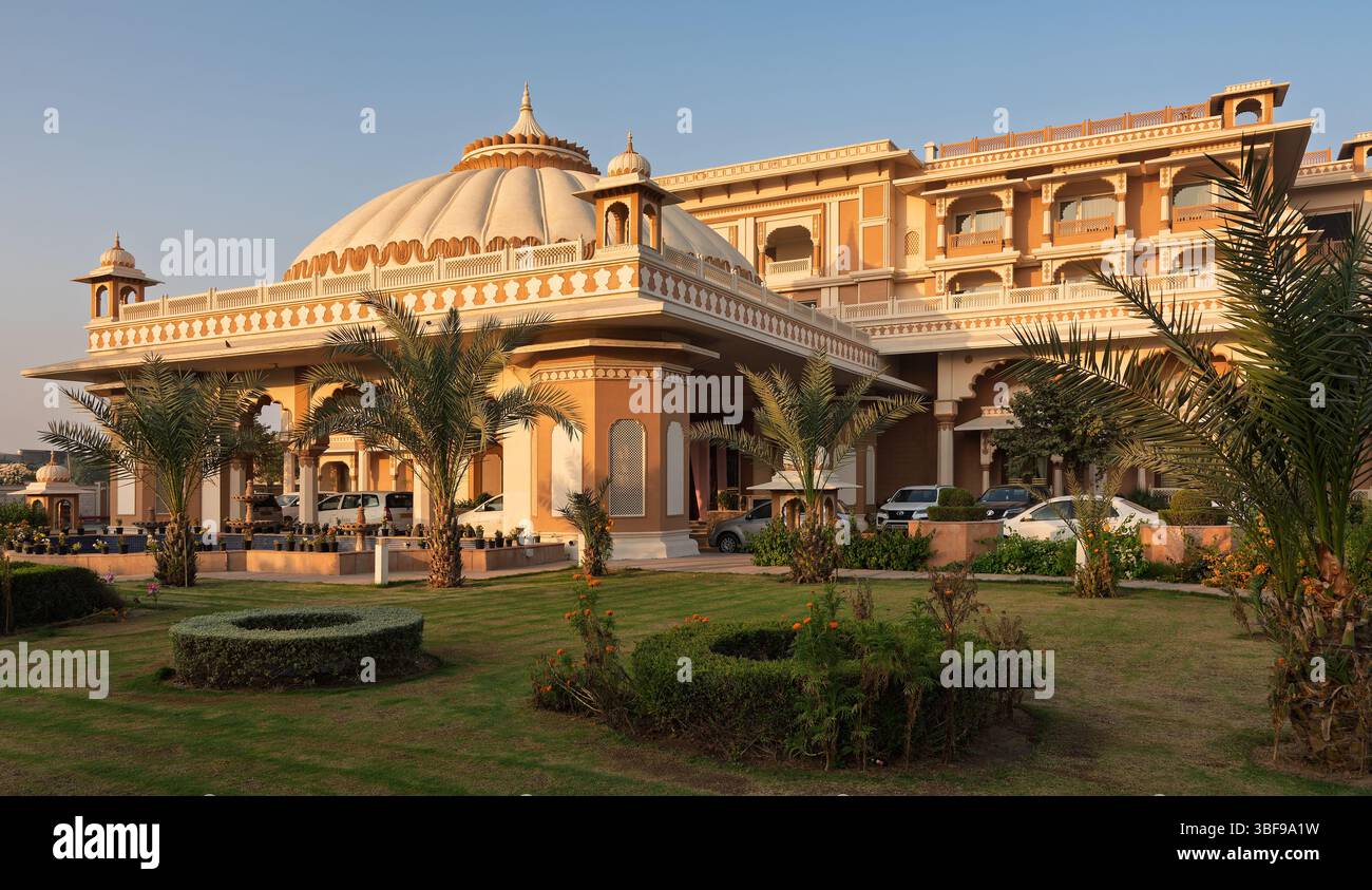 Das Indana Palace Hotel, Jodhpur, Rajasthan, Indien. Das Indana Palace Hotel in Jodhpur, Rajasthan, verbindet traditionelle Rajasthani-Architektur mit modernen Annehmlichkeiten. Das Hotel befindet sich in der Nähe des Mehrangarh Fort und des Umaid Bhawan Palace und bietet 80 Zimmer und 8 Suiten mit aufwändigen Holzarbeiten und Marmorböden. Zu den Einrichtungen gehören ein Spa, ein Fitnesscenter, ein Außenpool und Restaurants mit indischer und internationaler Küche. Die Gäste können auch kulturelle Darbietungen genießen, die es zu einem luxuriösen Aufenthalt im Herzen von Marwar machen. Stockfoto