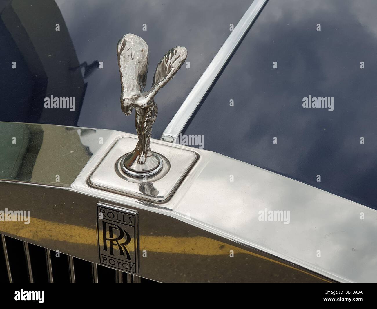 Spirit of Ecstasy – versenkbare Haubendekoration an einem Rolls-Royce Silver Spirit Luxusauto. JHelebrant Stockfoto