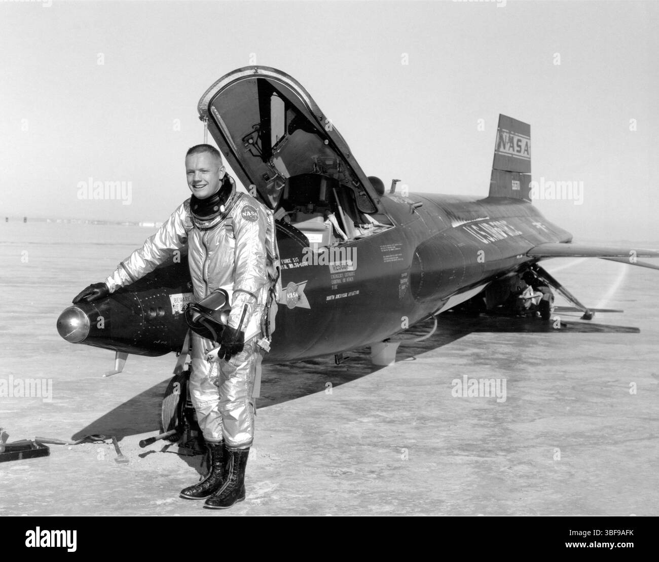 Dryden-Pilot Neil Armstrong steht neben X-15 #1 nach einem Forschungsflug. Die X-15 flog von 1959 bis 1968 und stellte Geschwindigkeits- und Höhenrekorde auf. Das Design bestand aus kurzen Flügeln, einem keilförmigen Schwanz und langen Seitenverkleidungen. Daten aus dem X-15-Programm trugen zu Mercury-, Gemini-, Apollo- und Shuttle-Missionen bei. Die X-15-1 befindet sich jetzt im National Air and Space Museum, die X-15-2 befindet sich im Wright-Patterson AFB. X-15-3 wurde bei einem Unfall von 1967 verloren, bei dem Major Michael J. Adams ums Leben kam. Quelle: NASA Stockfoto