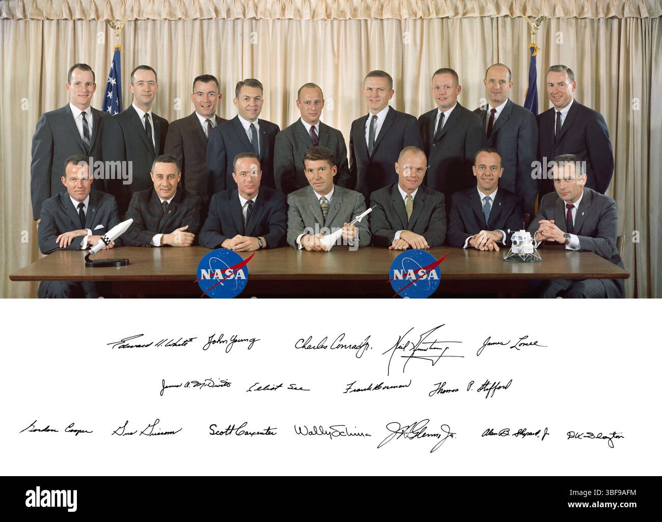 Gruppenporträt der ersten beiden Gruppen von US-Astronauten. Die sieben ursprünglichen Mercury-Astronauten plus 9 neue Mitglieder des Astronautenkorps. Februar 1963 von links nach rechts sitzen: Gordon Cooper, Gus Grissom, Scott Carpenter, Wally Schirra, John Glenn, Alan Shepard und Deke Slayton. Von links nach rechts stehen: Edward White, James McDivitt, John Young, Elliot See, Charles Conrad, Frank Borman, Neil Armstrong, Thomas Stafford und James Lovell. Signaturen sind auch am unteren Rand des Rahmens sichtbar. Foto: NASA. Nur redaktionelle Verwendung. Nicht für Empfehlungen Stockfoto Gruppenporträt der ersten beiden Gruppen von US-Astronauten. Die sieben ursprünglichen Mercury-Astronauten plus 9 neue Mitglieder des Astronautenkorps. Februar 1963 von links nach rechts sitzen: Gordon Cooper, Gus Grissom, Scott Carpenter, Wally Schirra, John Glenn, Alan Shepard und Deke Slayton. Von links nach rechts stehen: Edward White, James McDivitt, John Young, Elliot See, Charles Conrad, Frank Borman, Neil Armstrong, Thomas Stafford und James Lovell. Signaturen sind auch am unteren Rand des Rahmens sichtbar. Foto: NASA. Nur redaktionelle Verwendung. Nicht für Empfehlungen Stockfoto