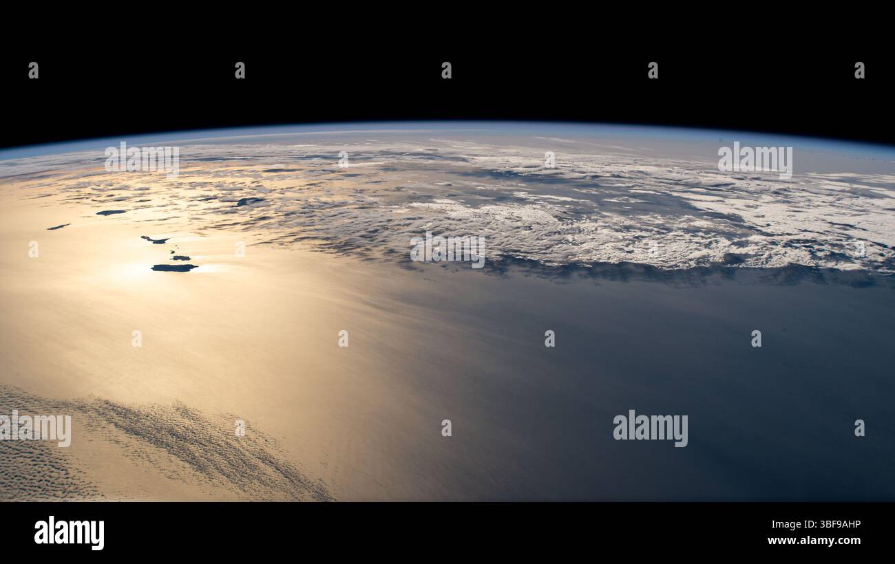 Das Sonnenlicht strahlt über dem Atlantischen Ozean und enthüllt das Inselland der Republik Cabo Verde (links) vor der Küste Afrikas auf diesem Foto von der Internationalen Raumstation, die 261 Meilen über der Umlaufbahn lag. Bilddatum: 2024 01.01.2017 eine optimierte Version eines Originalbildes der NASA – Quelle: NASA Stockfoto