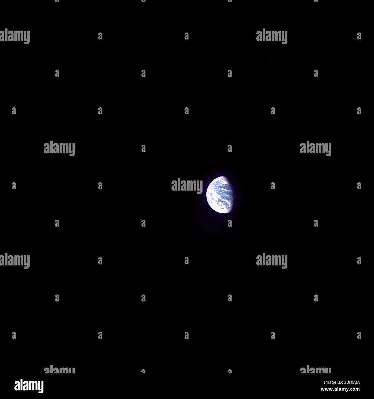 So sah die Erde aus, wie sie von einem Punkt nahe dem Mond von den Apollo 8-Astronauten fotografiert wurde. Die Erde füllt weniger als ein Prozent des Bildes, das durch eine 80-mm-Linse belichtet wird. Der Norden ist ungefähr vertikal. Eine optimierte Version eines Originalbildes der NASA – Credit: NASA Stockfoto