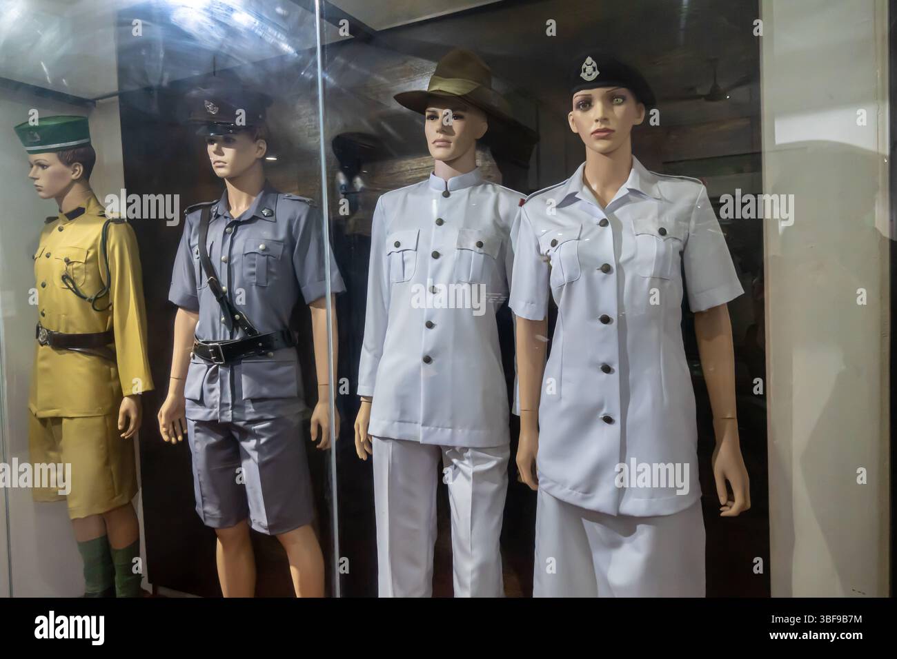 Uniformen von Gefängnisbeamten für Männer und Frauen, die in den Gefängnissen Malaysias, 1950er Jahren, British Empire, Malaysia Prison Museum, Malakka, Asien Stockfoto