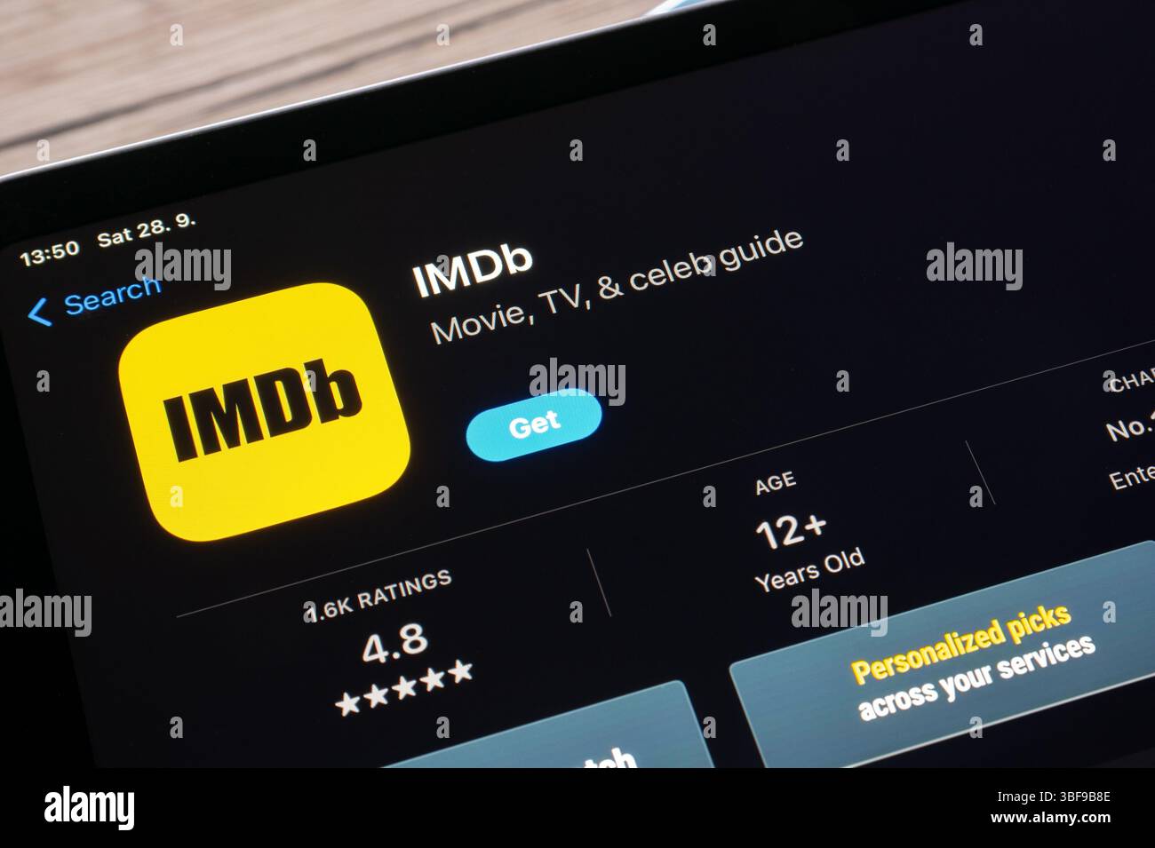 OSTRAVA, TSCHECHIEN - 28. SEPTEMBER 2024: Apple App Store mit IMDb-Anwendung, Film, TV und Selebrity Guide Stockfoto