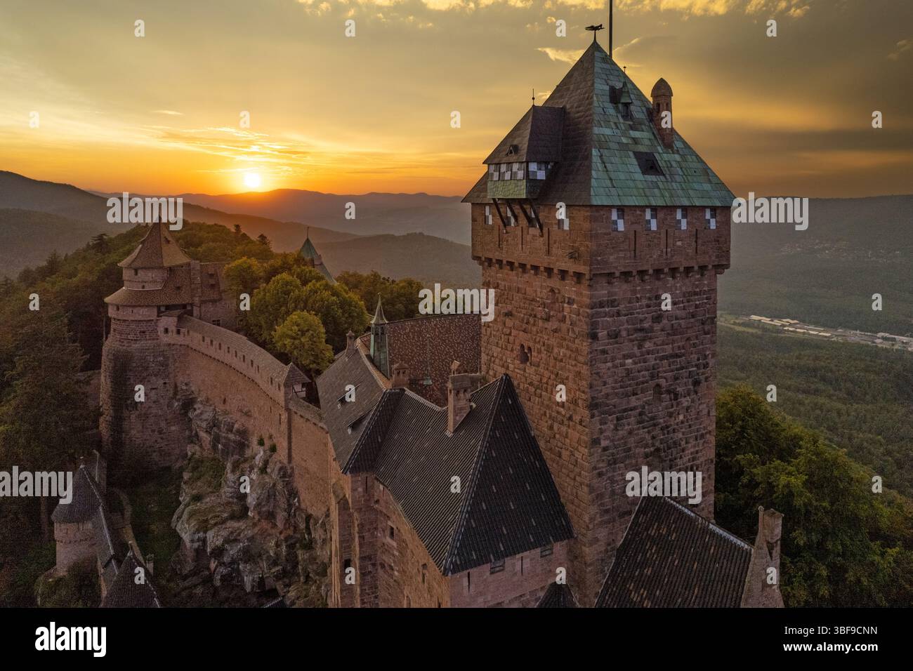 Frankreich, Unterrhein (67)), Route des vins d'Alsace, Orschwiller, Château du haut Koenigsbourg sur les contreforts vosgiens et surplombant la plaine d'als Stockfoto