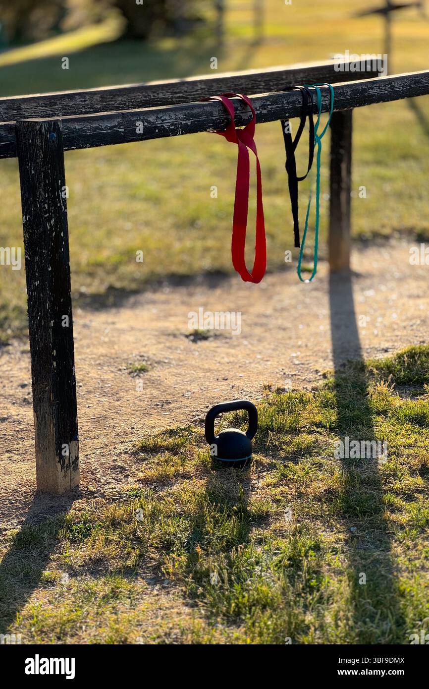 Mobilitäts- und Krafttrainingsgeräte in einem Park bei Sonnenuntergang Stockfoto