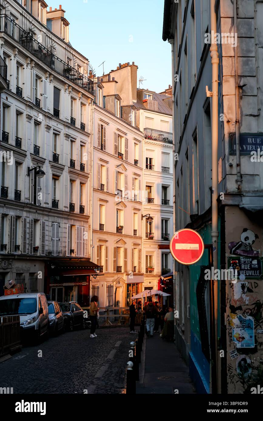 Eine Nahaufnahme, die die eleganten architektonischen Details einer klassischen Pariser Gebäudefassade mit traditionellen Fenstern mit Rollläden und verzierten Wrou feststellt Stockfoto