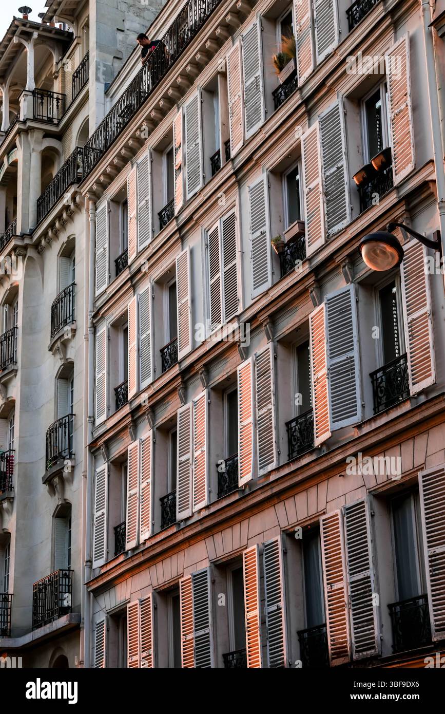 Klassisches Pariser Gebäude mit Fensterreihen, Fensterläden und Balkonen Stockfoto