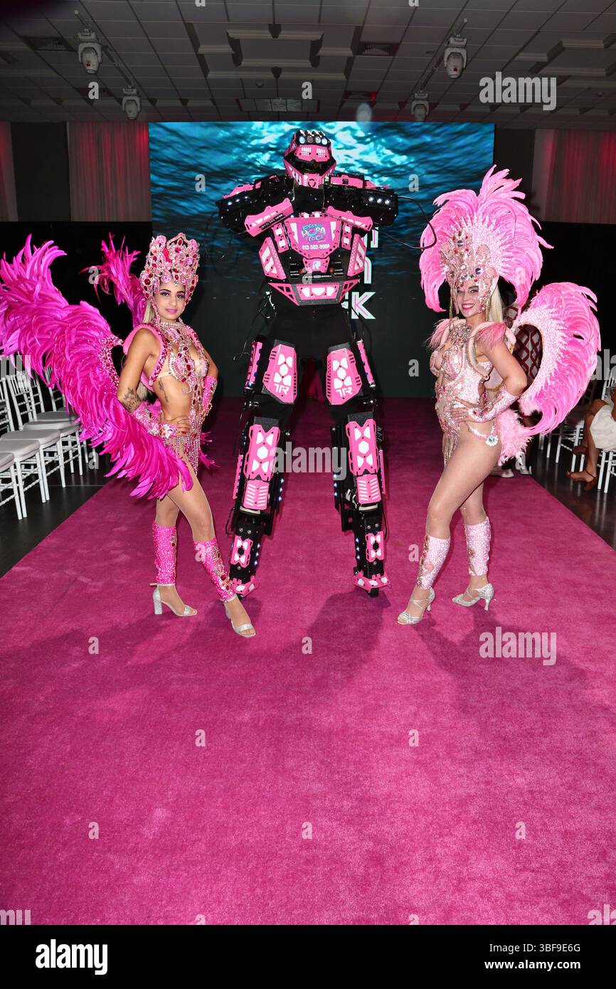 Miami, FL, USA. 30. Mai 2025. Atmosphäre und Models hinter der Bühne bei der Miami Swim Week X The Bureau Modenschau. Quelle: Financephotog/Alamy Live News. Stockfoto