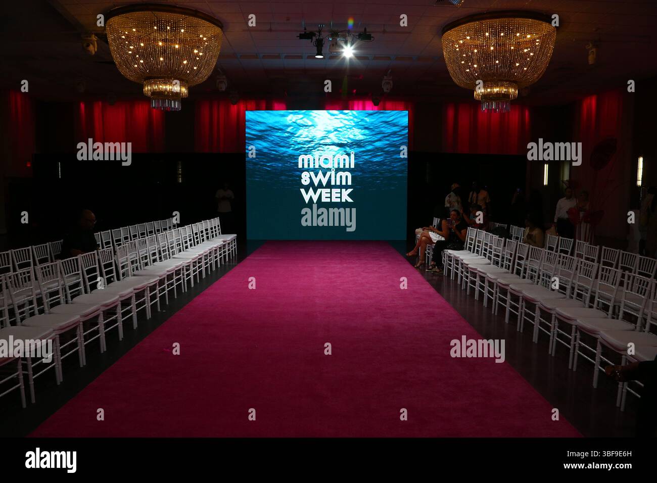 Miami, FL, USA. 30. Mai 2025. Atmosphäre und Models hinter der Bühne bei der Miami Swim Week X The Bureau Modenschau. Quelle: Financephotog/Alamy Live News. Stockfoto