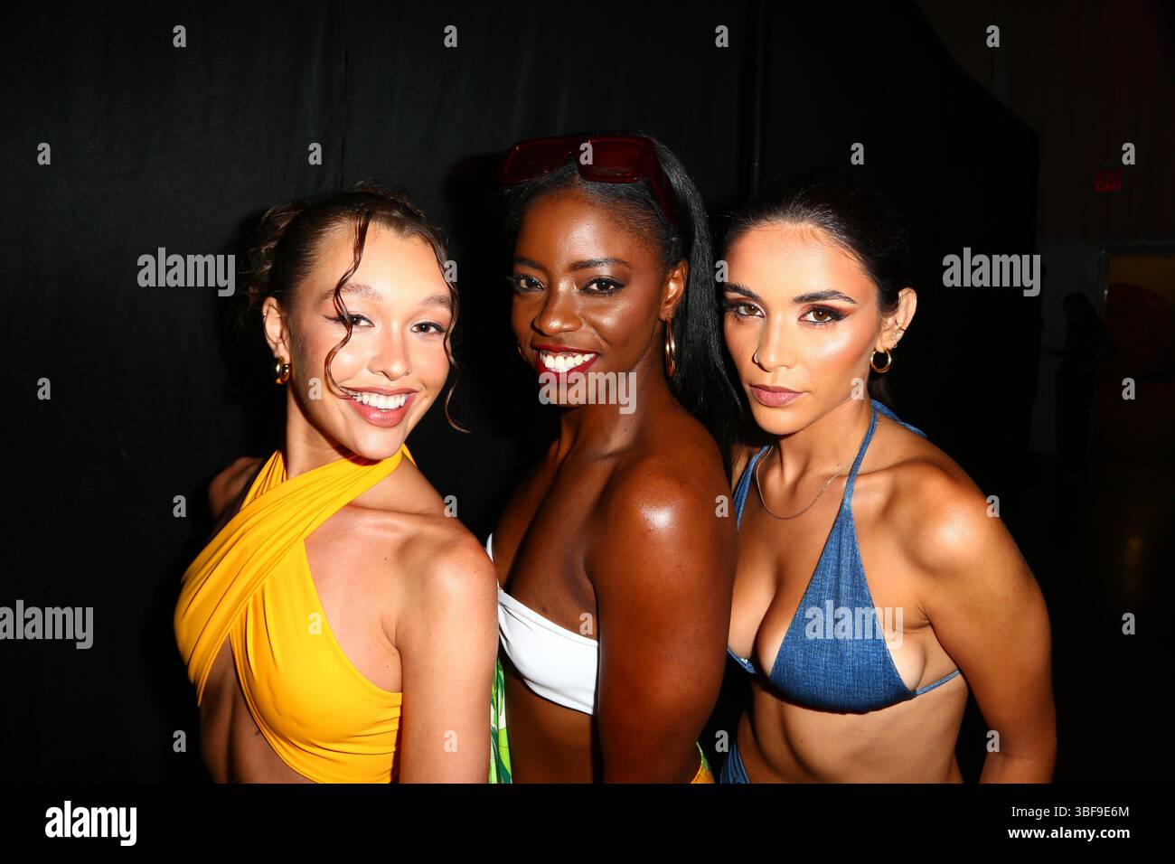 Miami, FL, USA. 30. Mai 2025. Atmosphäre und Models hinter der Bühne bei der Miami Swim Week X The Bureau Modenschau. Quelle: Financephotog/Alamy Live News. Stockfoto