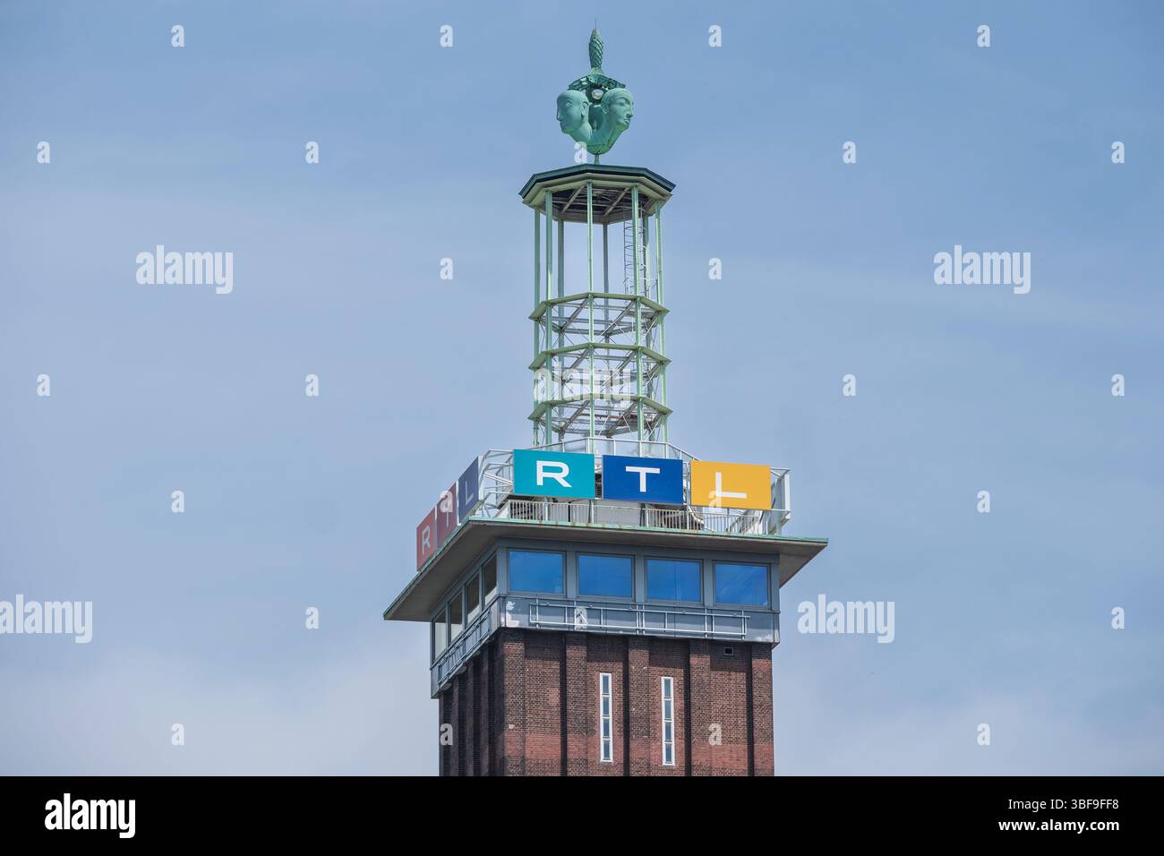 Der Kšlner Messeturm mit dem markanten RTL-Logo C ein architektonisches Wahrzeichen und zugleich Symbol fŸr die PrŠsenz der Medienlandschaft am Rhein. Stockfoto