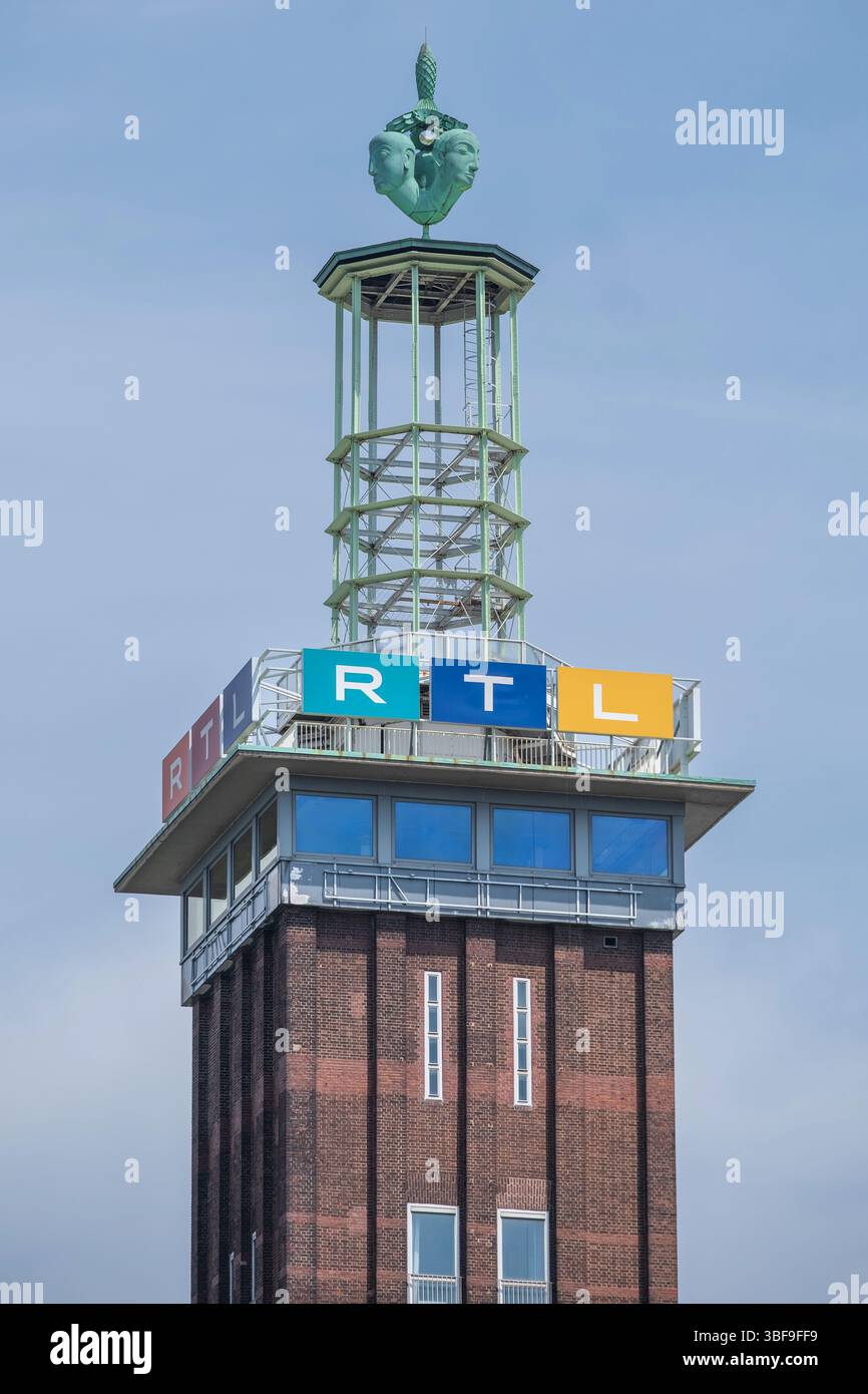 Der Kšlner Messeturm mit dem markanten RTL-Logo C ein architektonisches Wahrzeichen und zugleich Symbol fŸr die PrŠsenz der Medienlandschaft am Rhein. Stockfoto