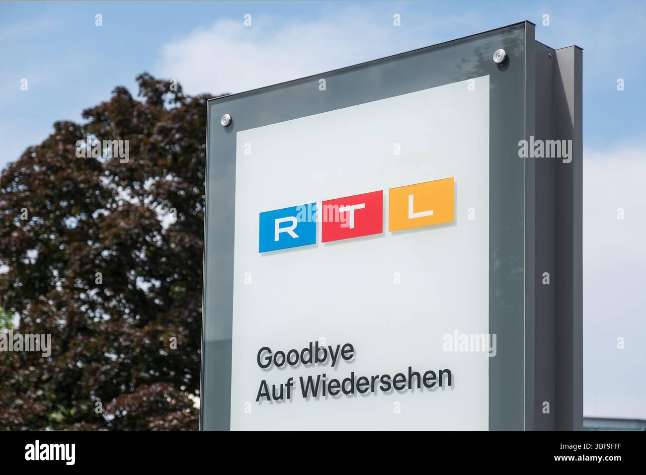 Goodbye und auf Wiedersehen – Stele mit RTL-Logo auf dem RTL-Gelände in Köln. Der freundlich formulierte Abschiedsgruß richtet sich an Besucherinnen u Stockfoto