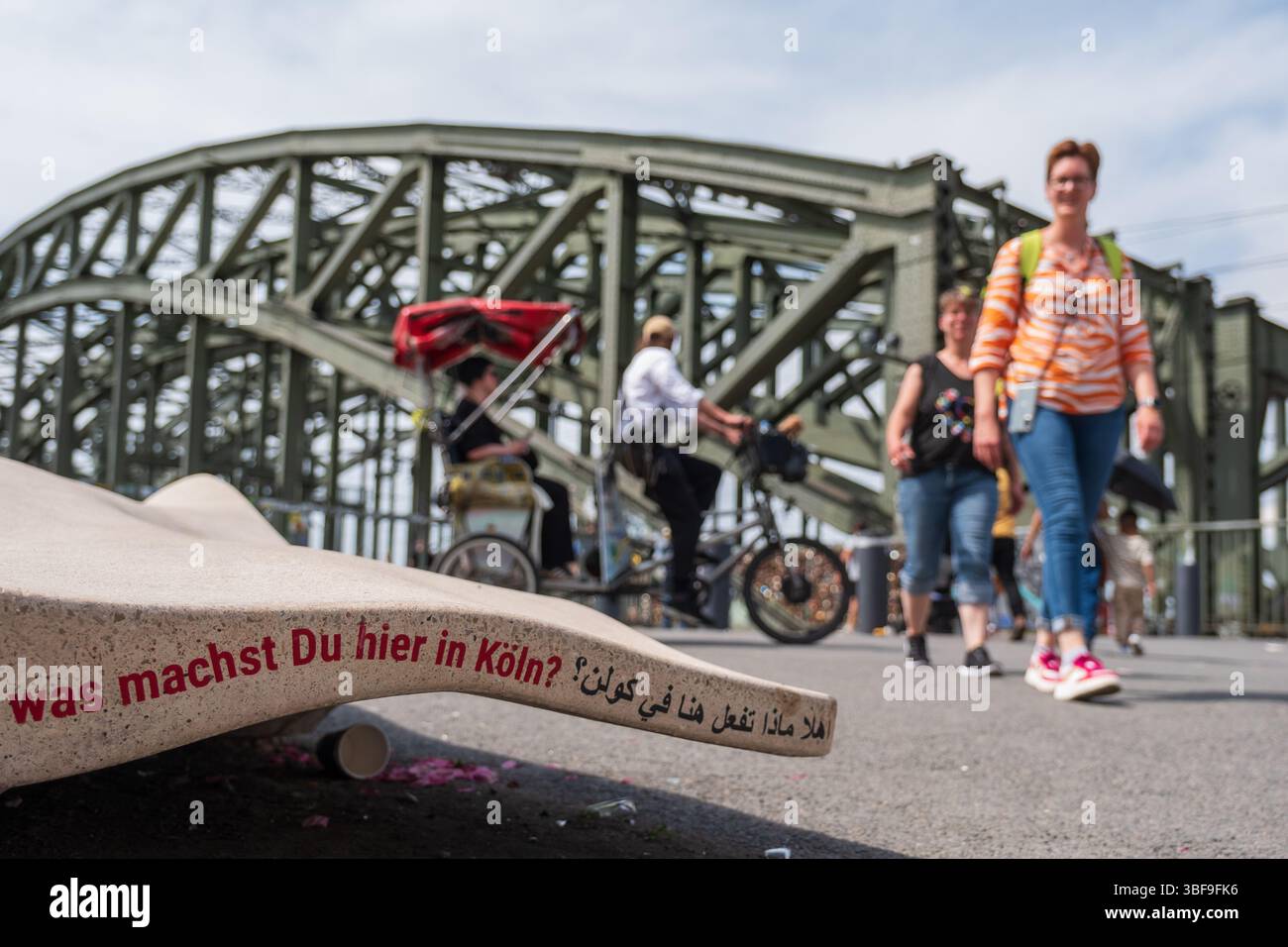Skulpturale Sitzelemente am Norbert-Burger-Platz in Köln-Deutz mit der Inschrift Hallo, was machen Sie hier in Köln? Stockfoto