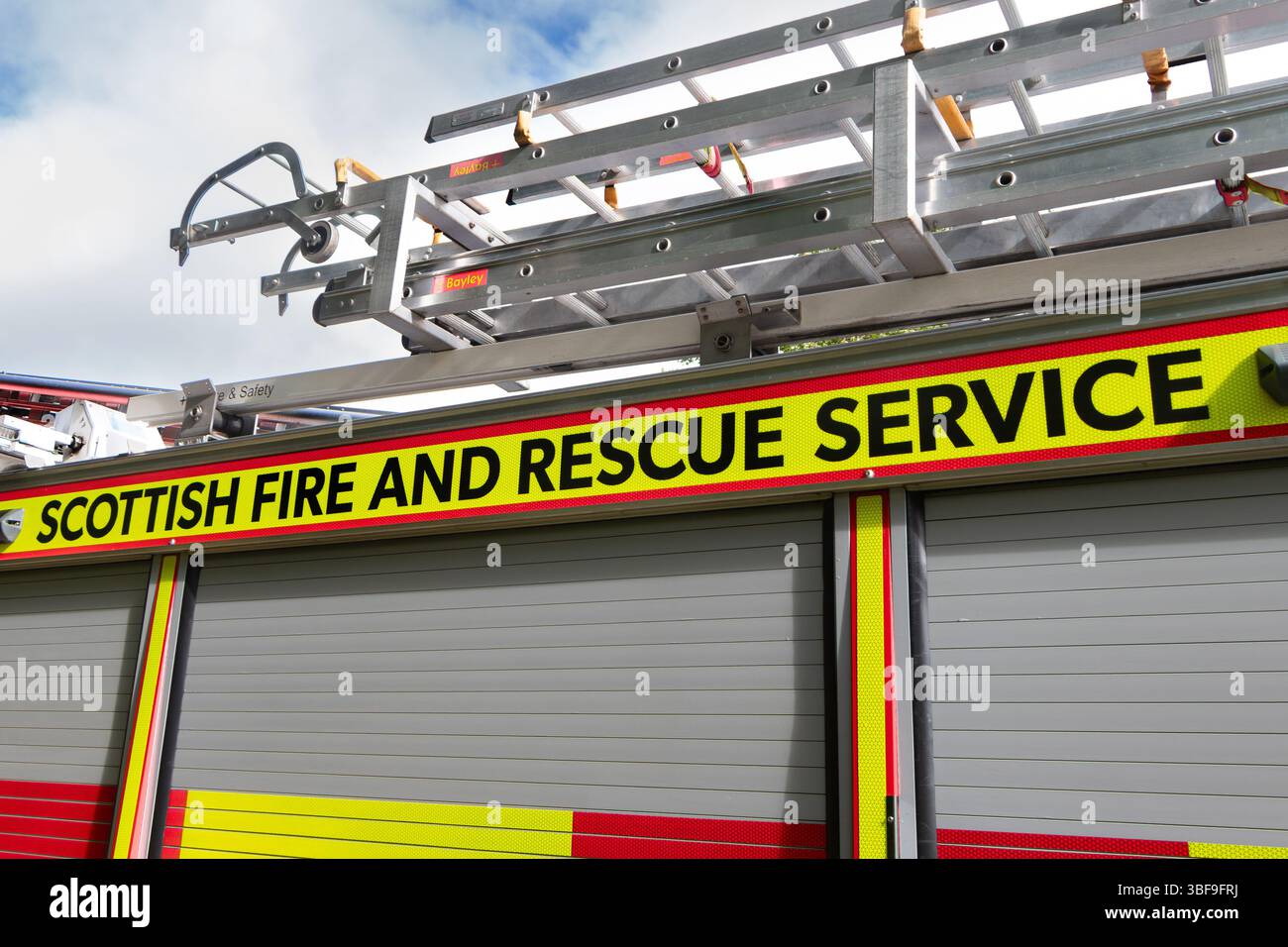 Nahaufnahme eines schottischen Feuerwehrfahrzeugs mit einer Leiter auf dem Dach Stockfoto