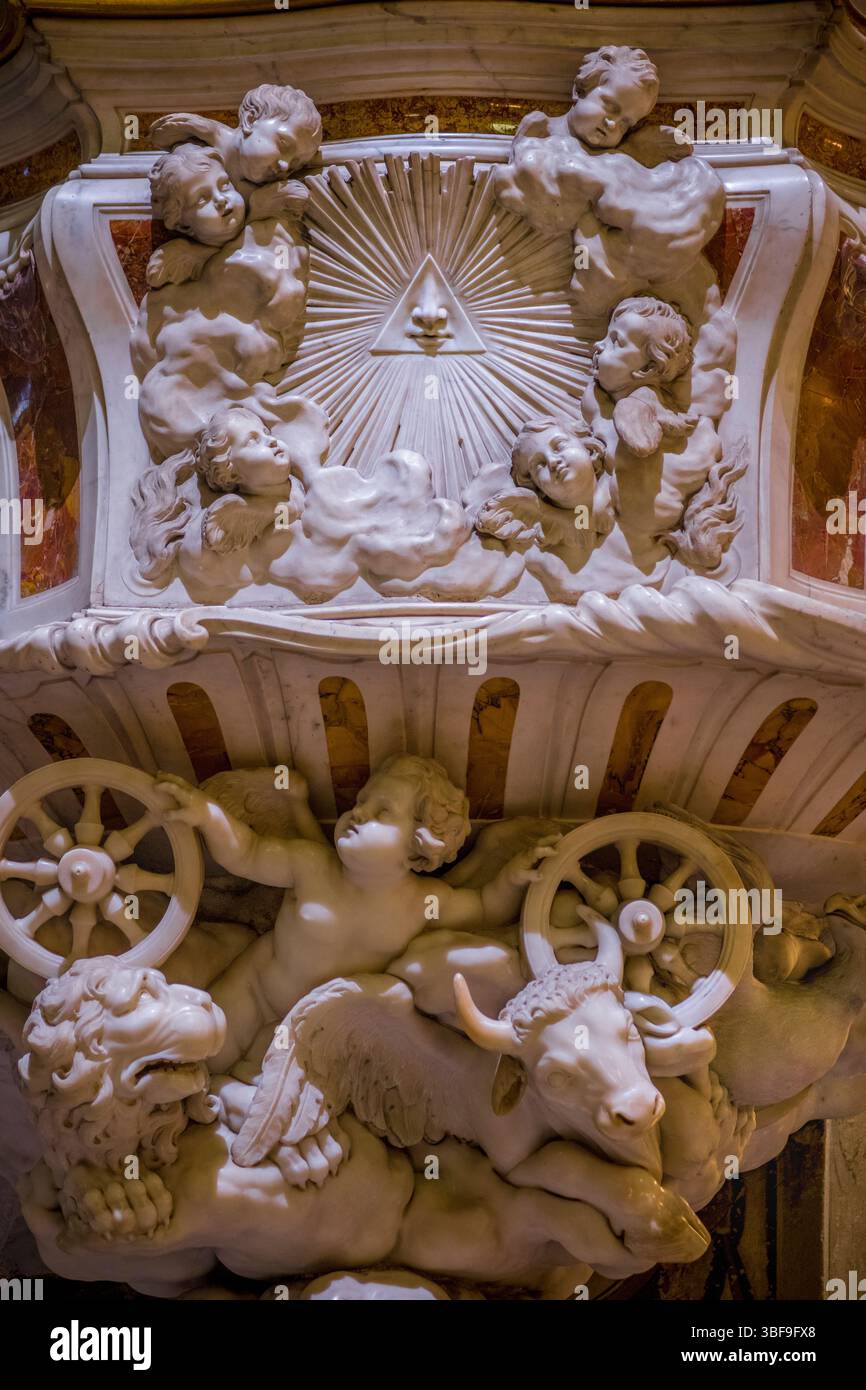 Detail der Kanzel des Pasquale Bocciardo in der Stiftsbasilika San Biagio, Finalborgo, Finale Ligure, Savona, Ligurien, Italien in der zweiten Hälfte des 18. Jahrhunderts erwarb die Kirche schließlich atemberaubende weiße Marmorstücke, die in der Epoche des späten genuesischen Barocks entstanden sind. Diese Werke gehören zu den einzigartigsten und originellsten ihrer Zeit. Stockfoto